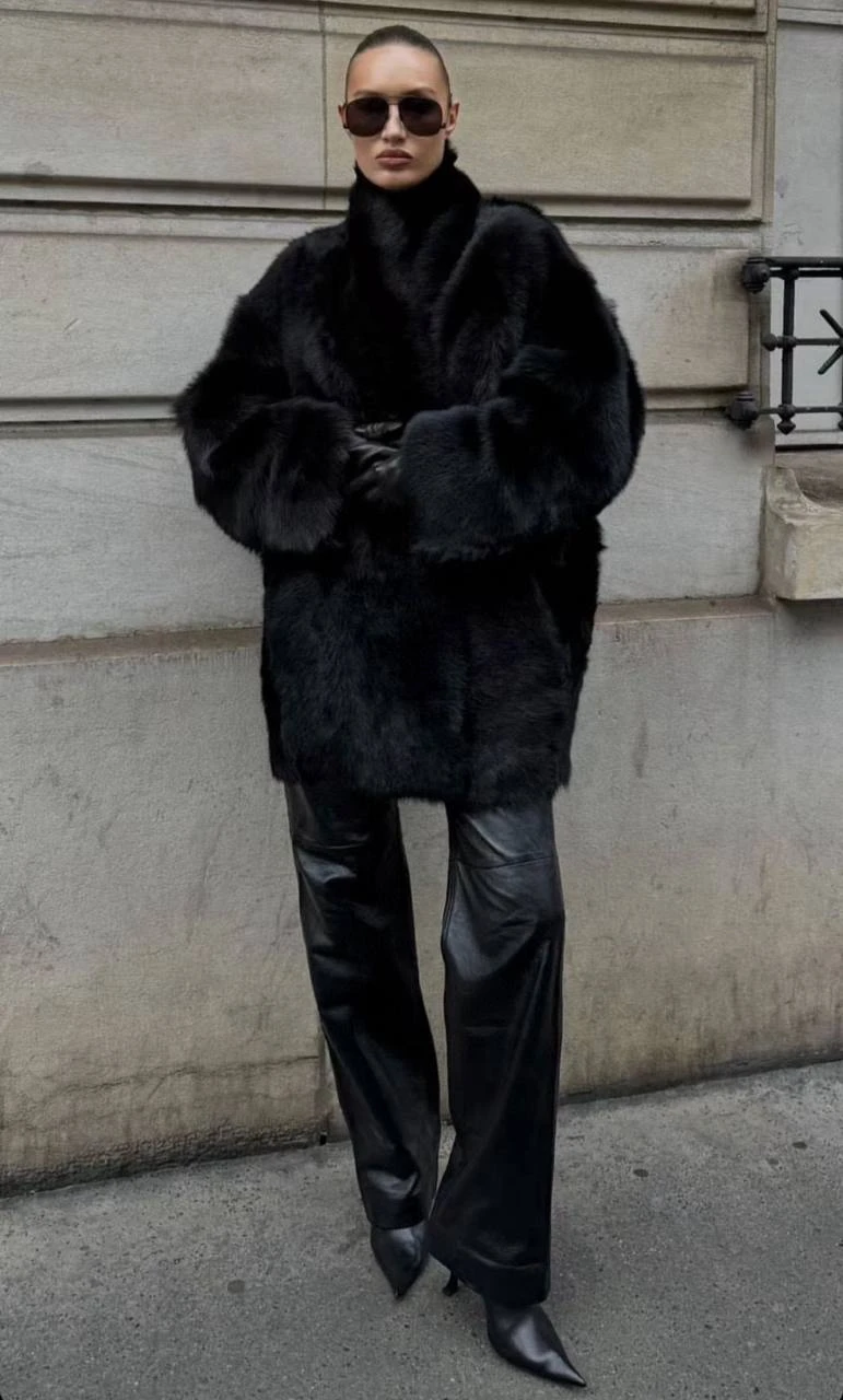 THE ROW Женская шуба из натуральной овчины черная THE ROW Женская шуба из натуральной овчины черная