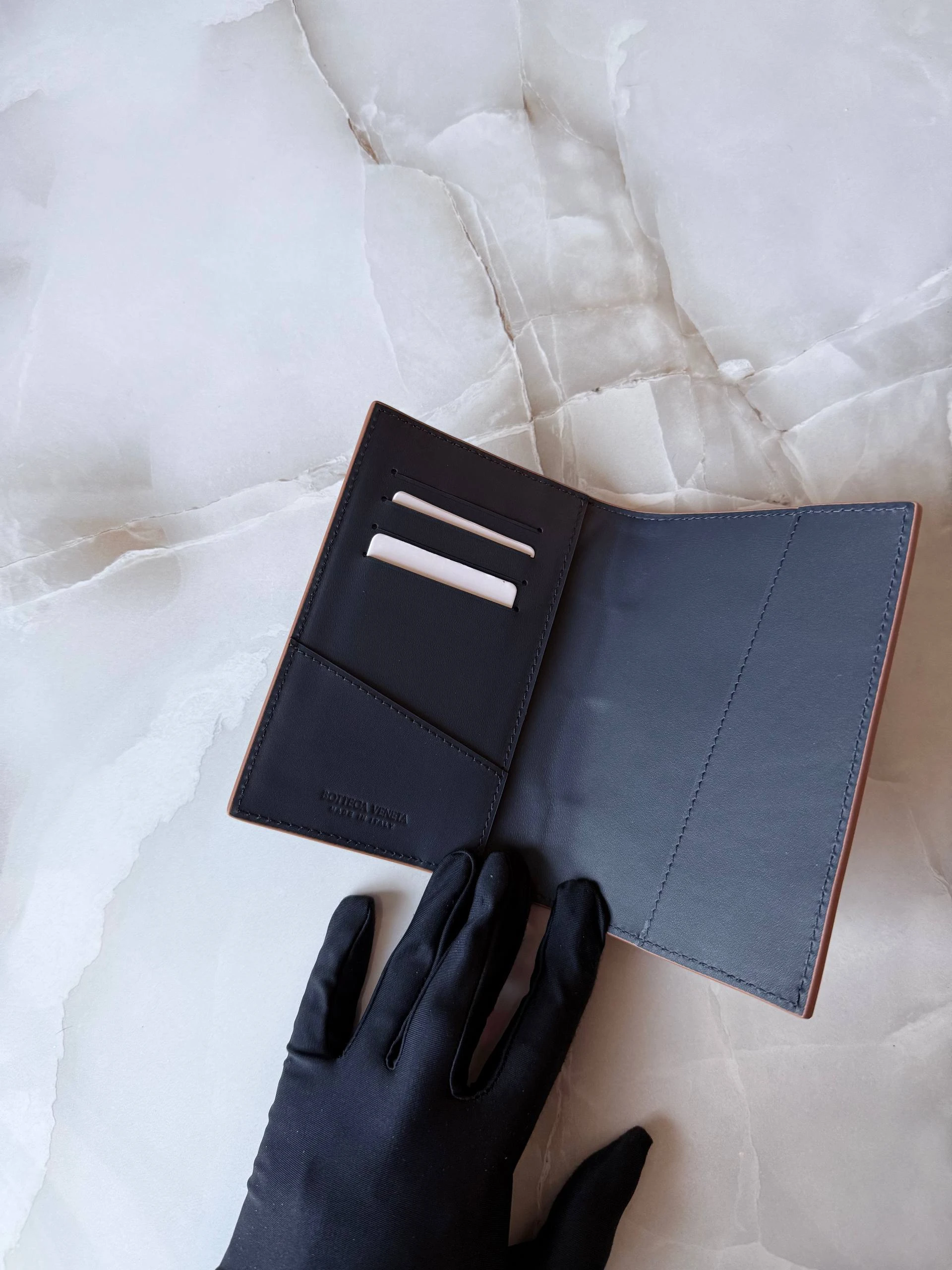 BOTTEGA VENETA Обложка на паспорт коричневый оттенок BOTTEGA VENETA Обложка на паспорт коричневый оттенок