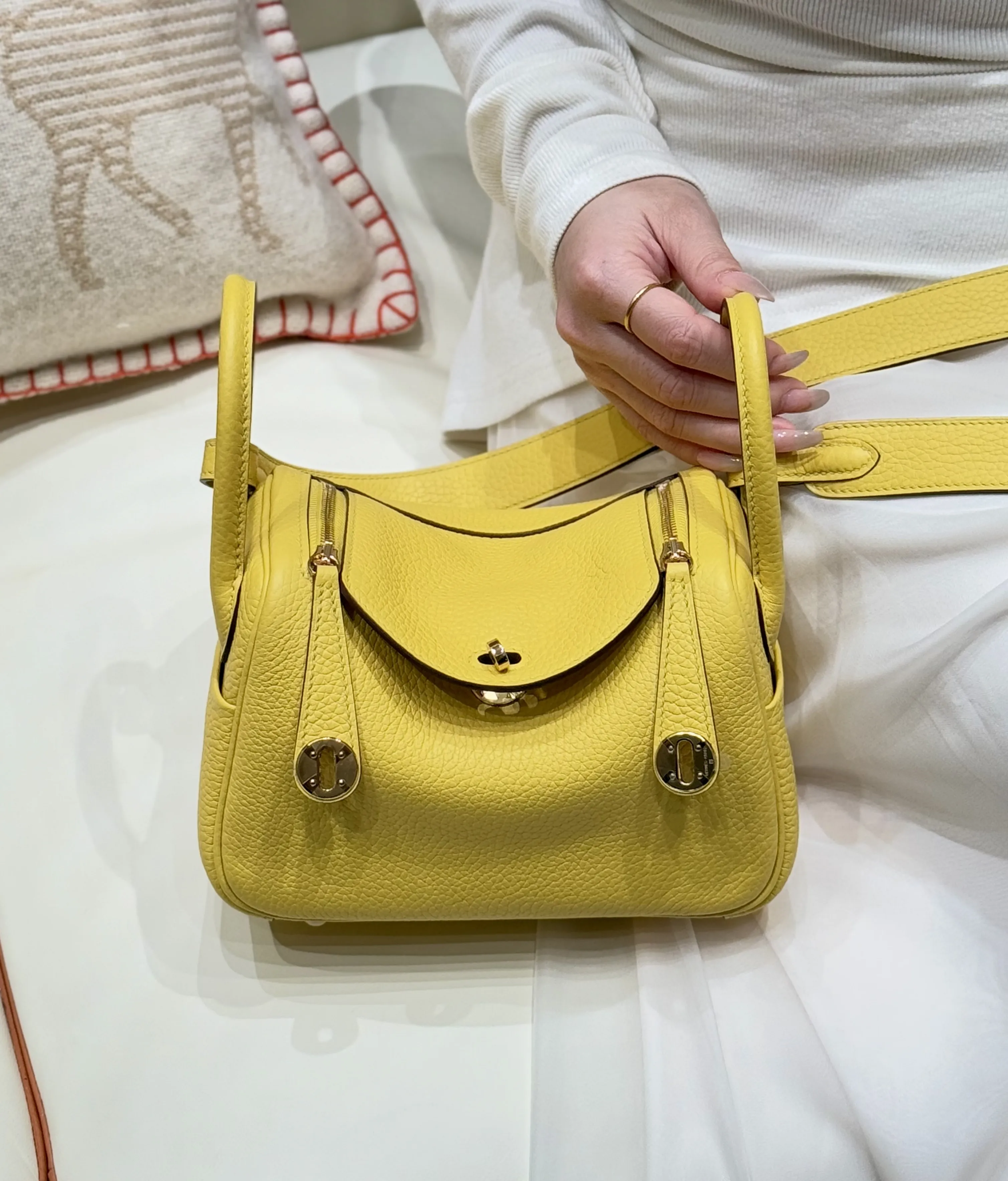 HERMES Женская сумка Lindy 19 см 9O Clemence HERMES Женская сумка Lindy 19 см 9O Clemence