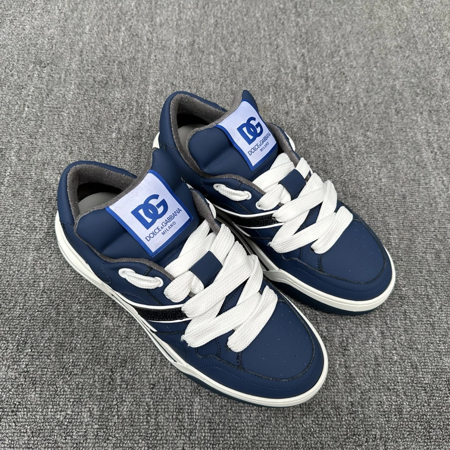 DOLCE & GABBANA Мужские кроссовки из телячьей кожи с контрастными белыми шнурками