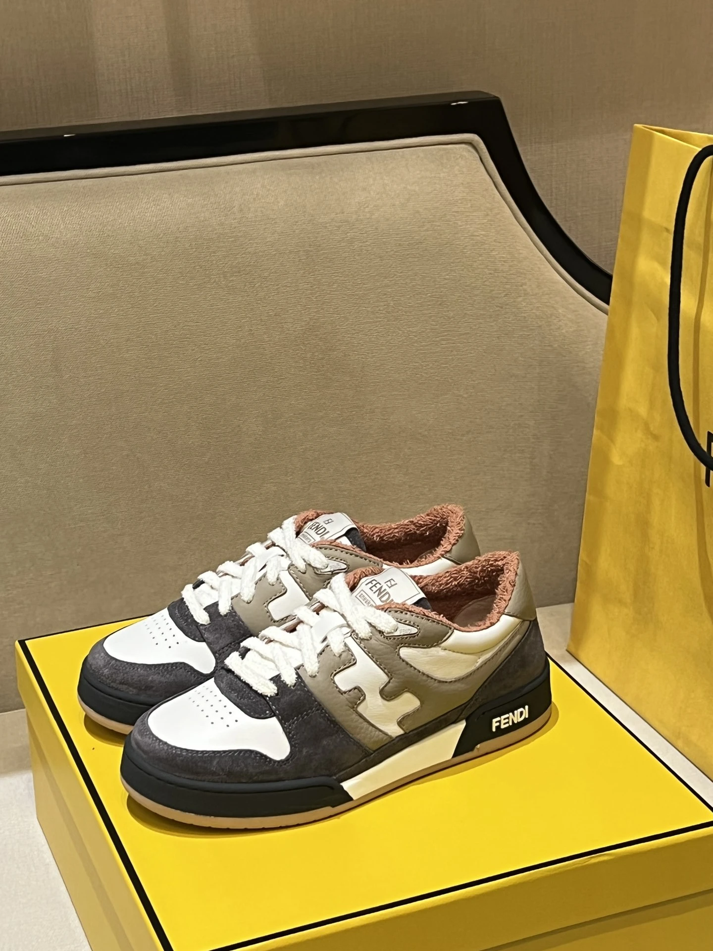 FENDI Кроссовки из кожи и замши