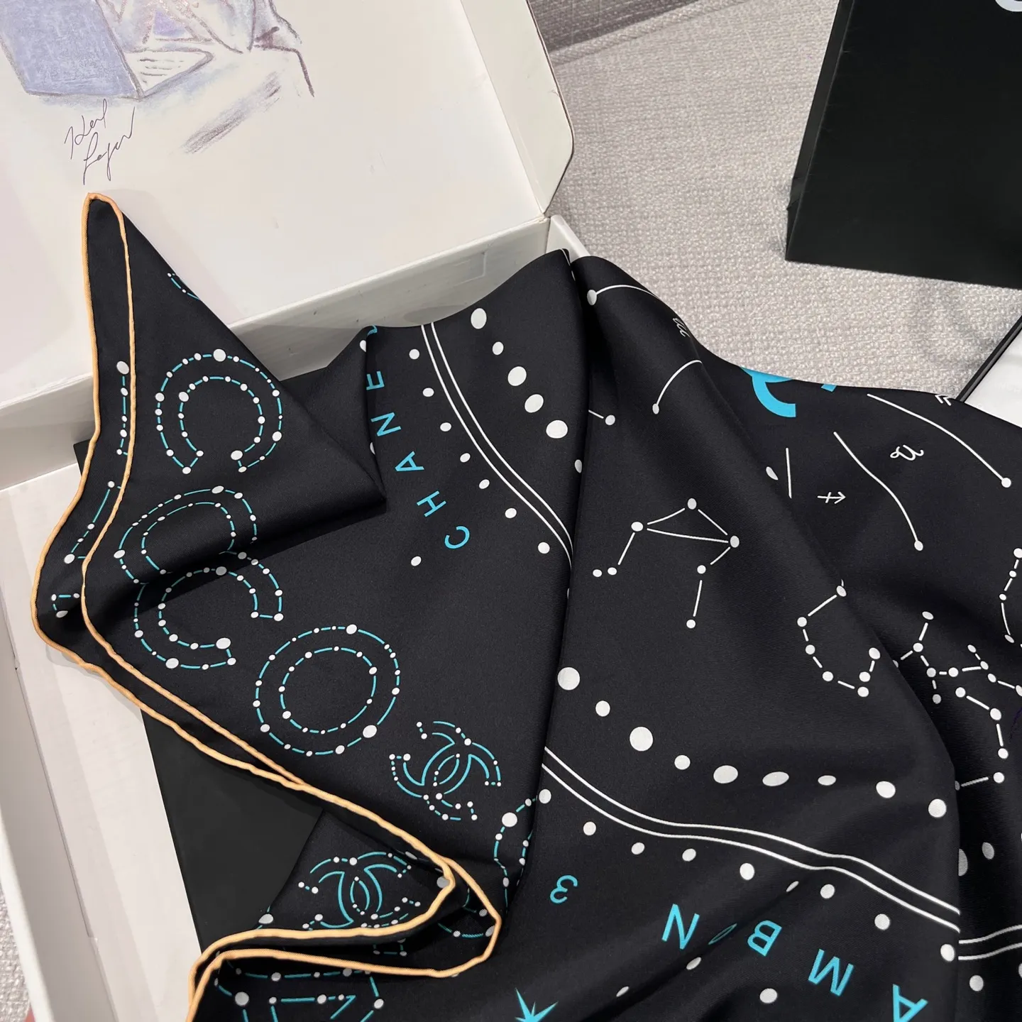 CHANEL Женский платок шёлк