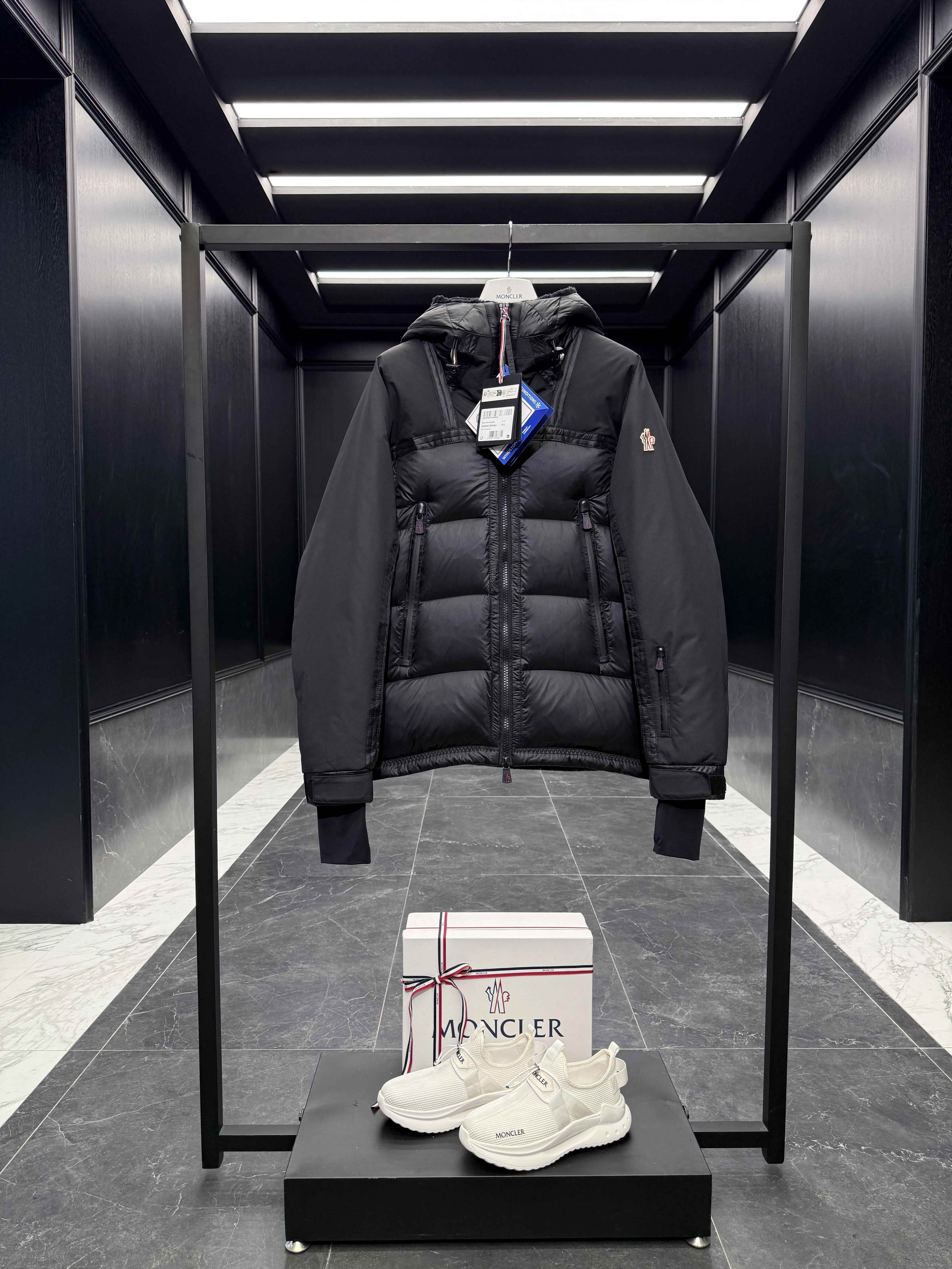MONCLER Мужской пуховик Morgins MONCLER Мужской пуховик Morgins