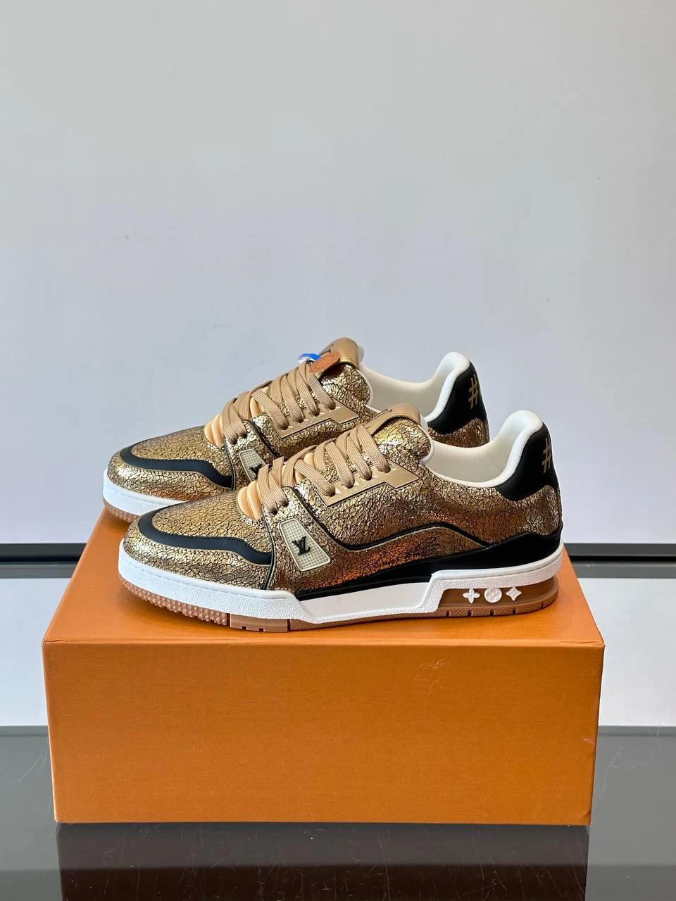 LOUIS VUITTON Мужские кроссовки в золотистой палитре