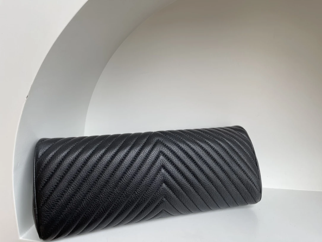 CHANEL Женский винтажный клатч CHANEL Женский винтажный клатч