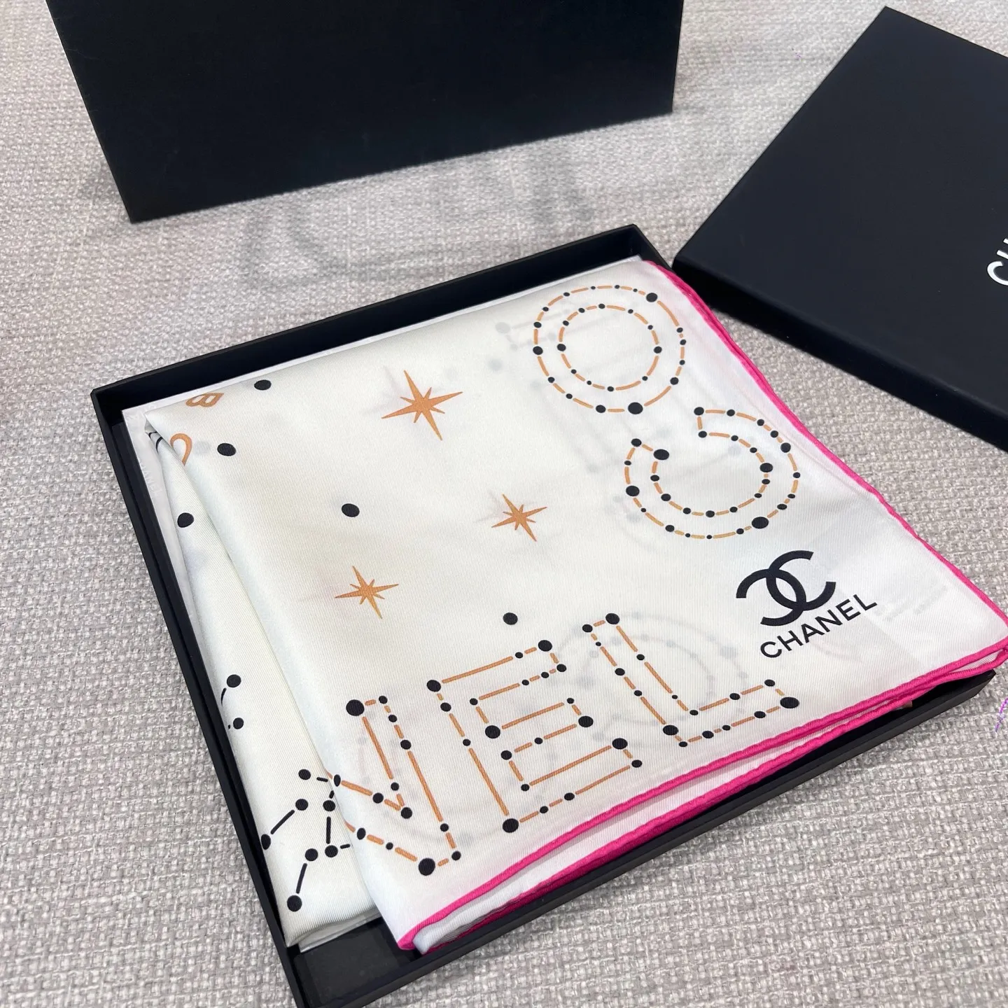 CHANEL Женский платок шёлк CHANEL Женский платок шёлк