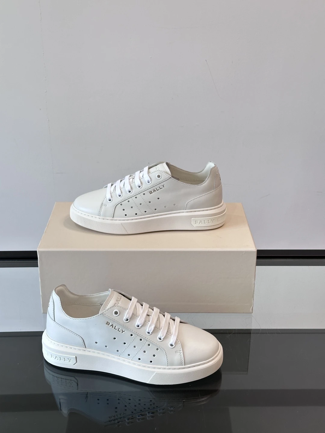 BALLY Мужские кроссовки телячья кожа с фирменной перфорацией BALLY Мужские кроссовки телячья кожа с фирменной перфорацией