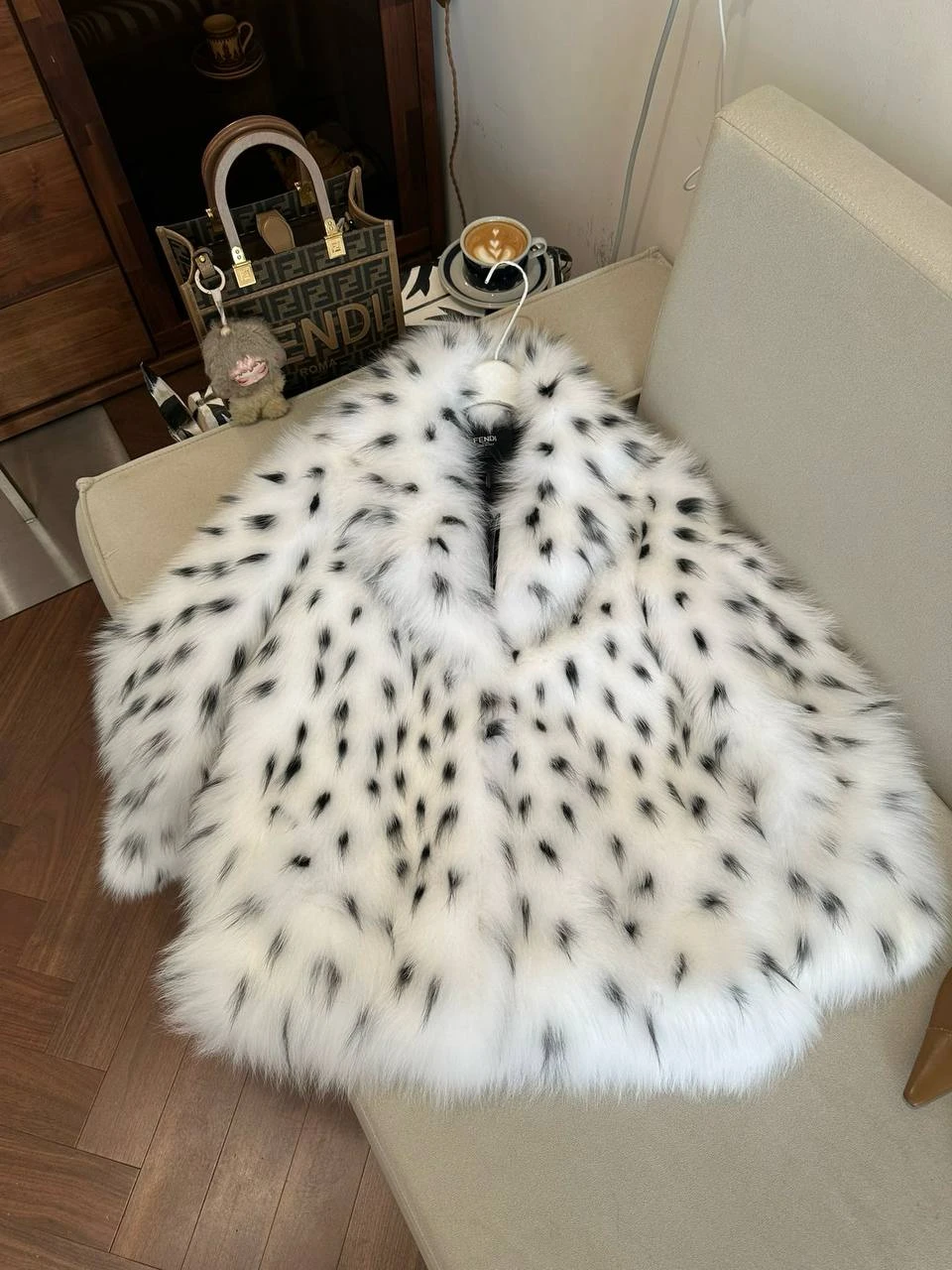 FENDI Женская шуба из лисьего меха FENDI Женская шуба из лисьего меха