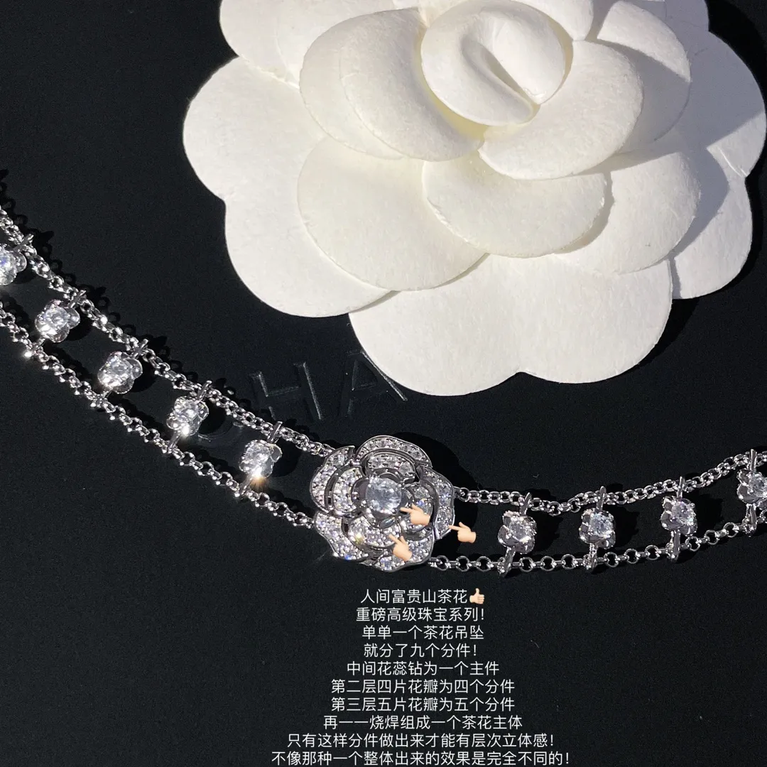 CHANEL Женское колье с кристаллами Camelia CHANEL Женское колье с кристаллами Camelia