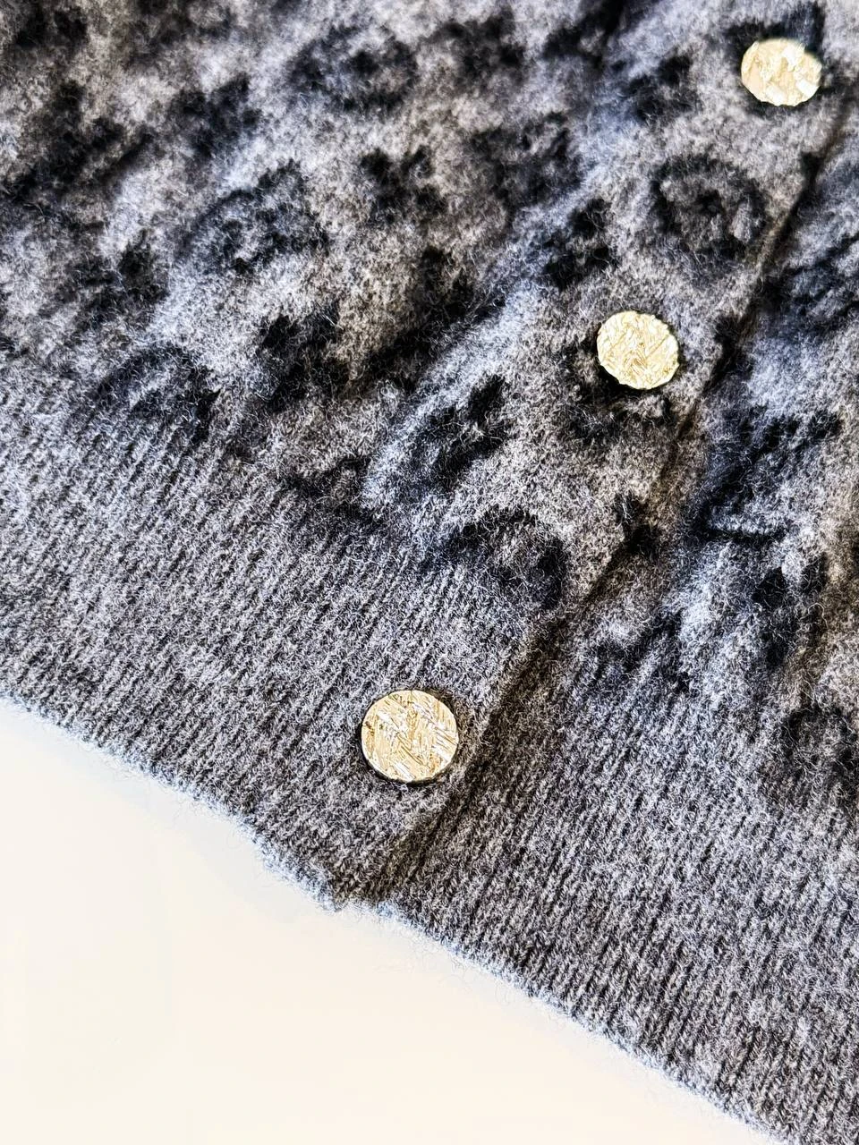 LOUIS VUITTON Женский кардиган из шерсти LOUIS VUITTON Женский кардиган из шерсти