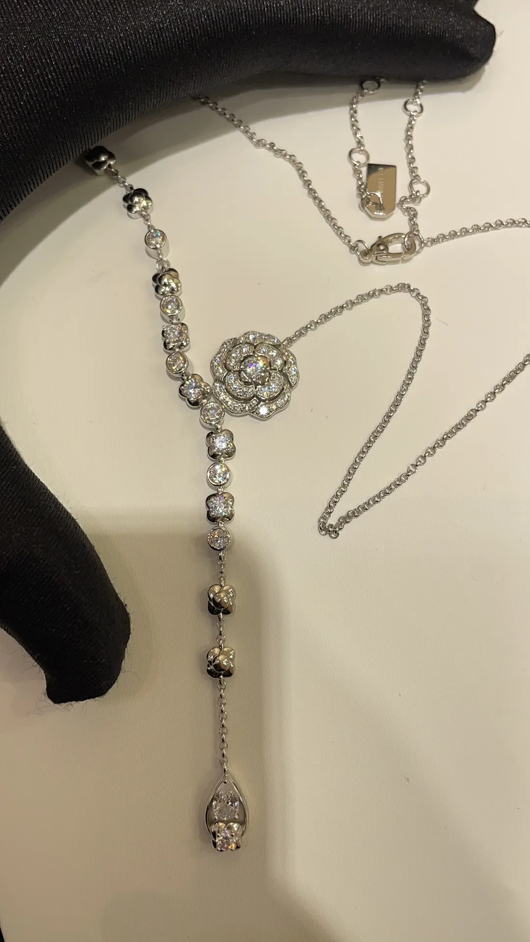 CHANEL Женское колье Bouton de Camelia CHANEL Женское колье Bouton de Camelia