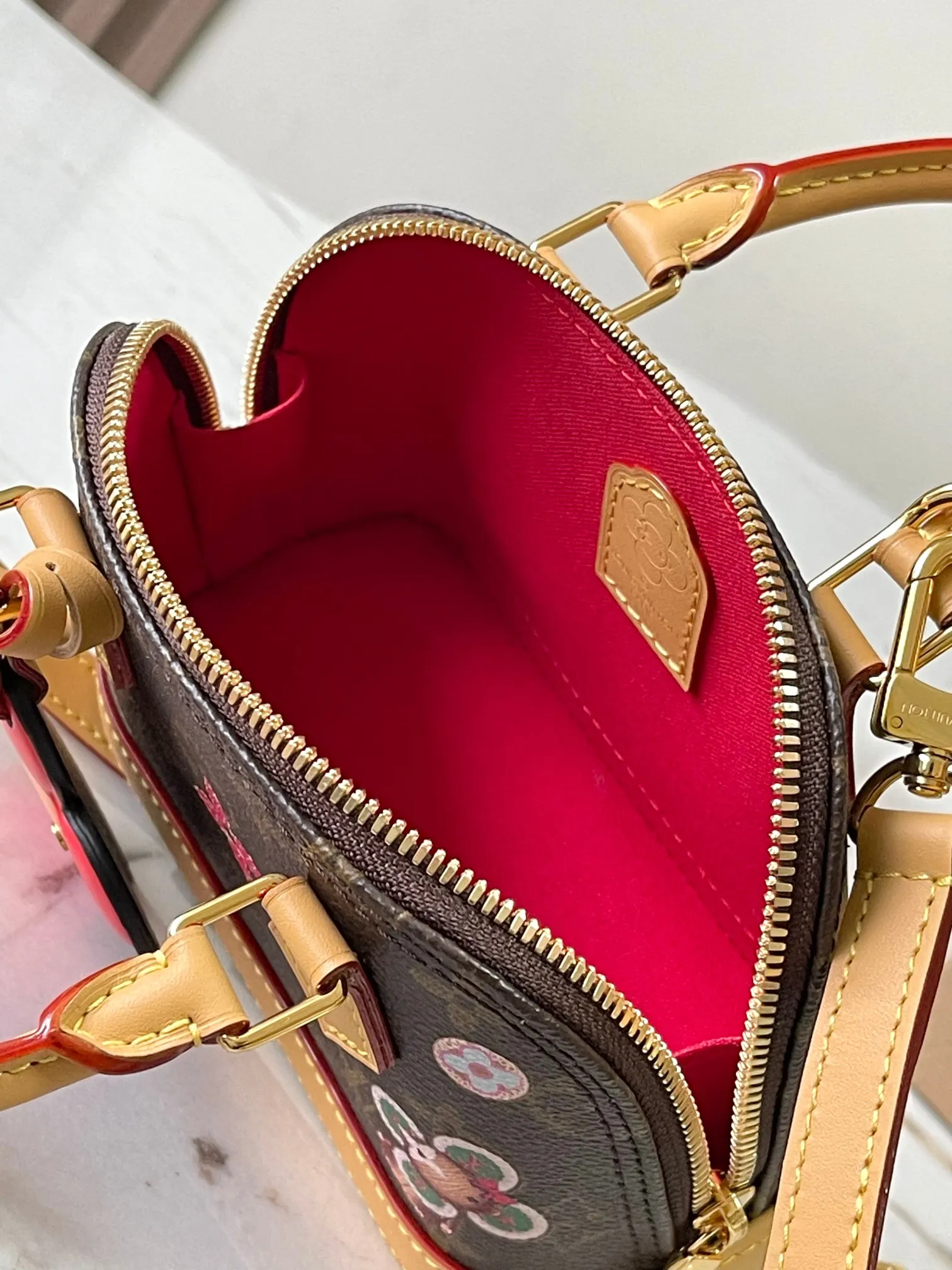 LOUIS VUITTON Женская сумка Nano Alma с украшениями LOUIS VUITTON Женская сумка Nano Alma с украшениями