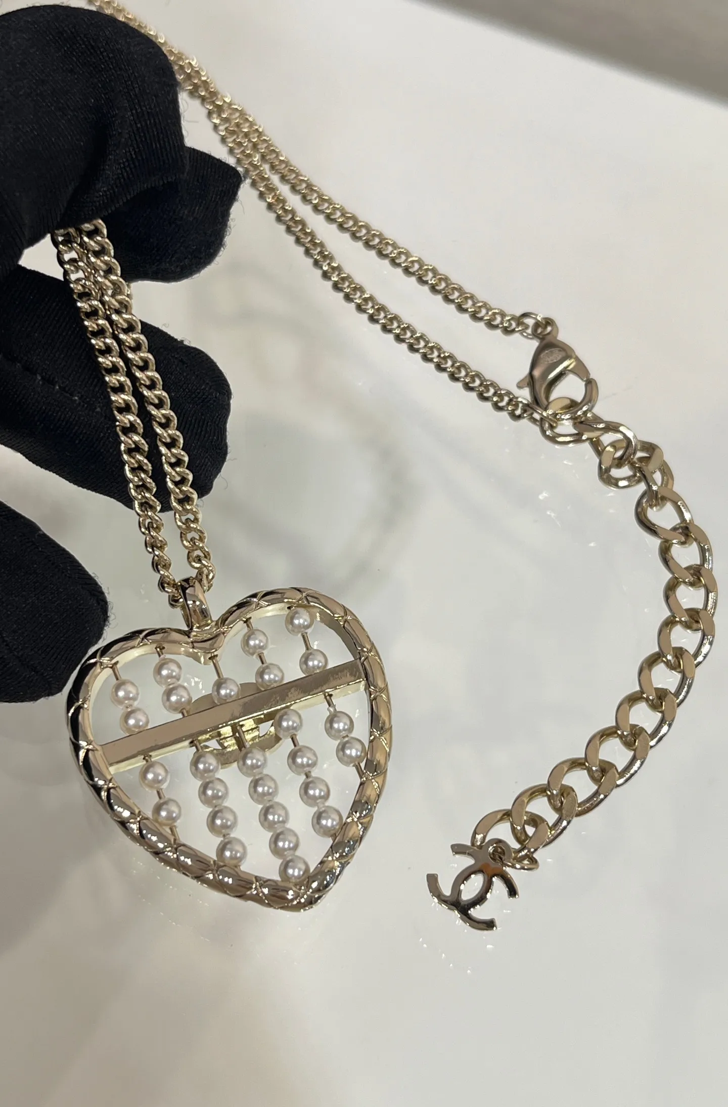 CHANEL Женское колье с подвеской в форме сердца CHANEL Женское колье с подвеской в форме сердца