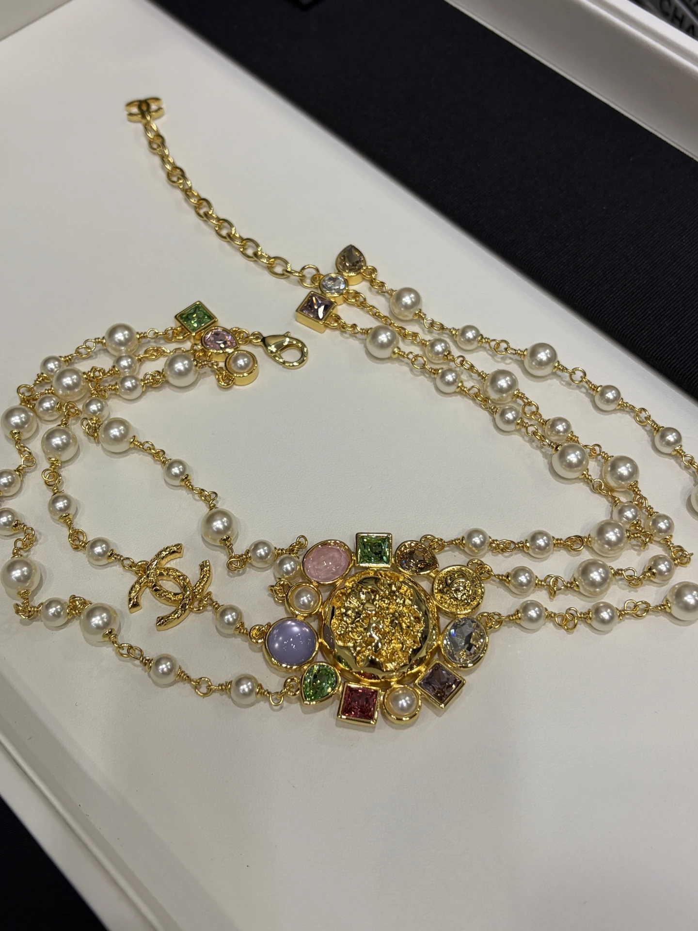 CHANEL Женское колье с жемчужинами и многоцветными кристаллами CHANEL Женское колье с жемчужинами и многоцветными кристаллами