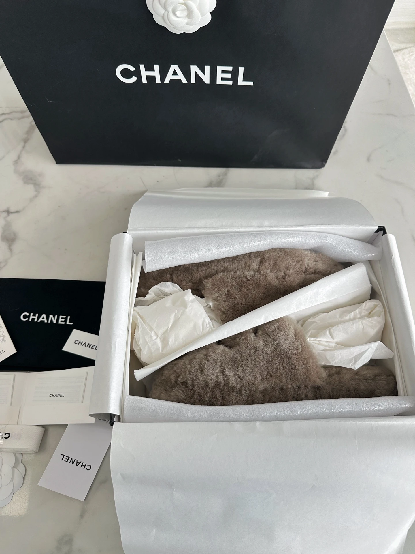 CHANEL Женские тапки из замши и шерсти CHANEL Женские тапки из замши и шерсти