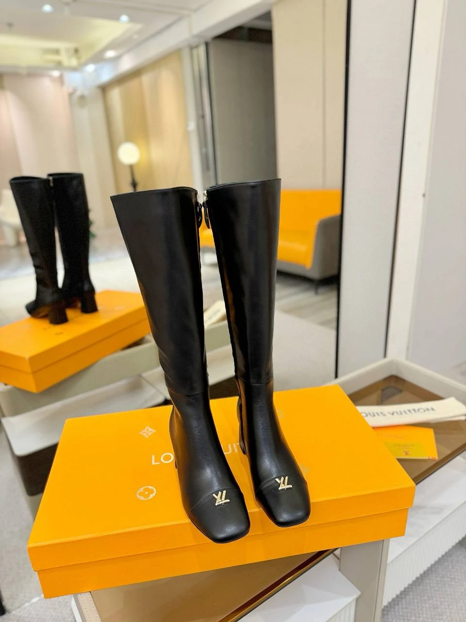 LOUIS VUITTON Женские сапоги из телячьей кожи 