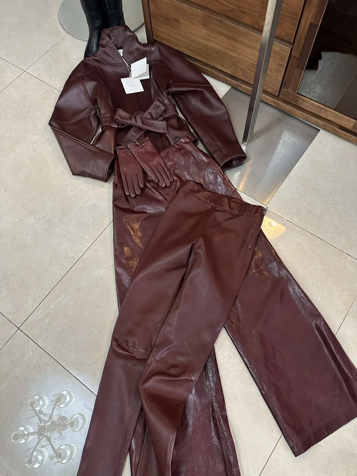 THE ROW Женская кожаная куртка с поясом бордовая THE ROW Женская кожаная куртка с поясом бордовая