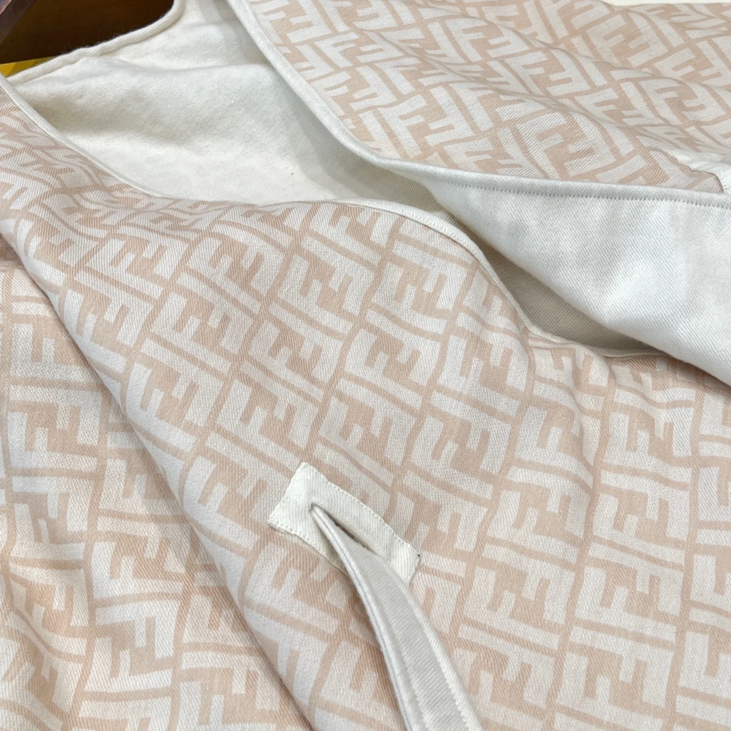 FENDI Женское пончо с поясом FENDI Женское пончо с поясом