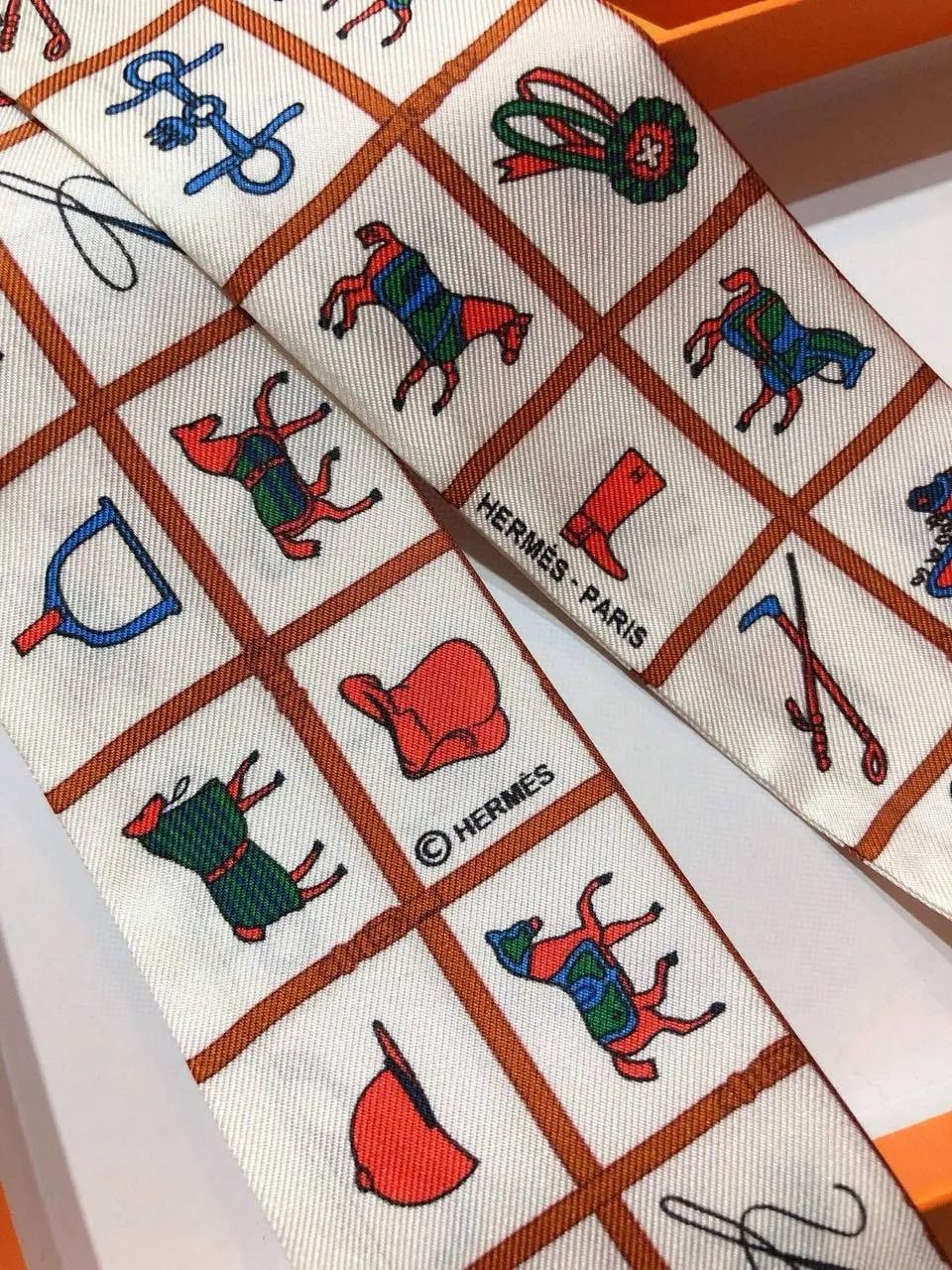 HERMES Твилли из шелка HERMES Твилли из шелка