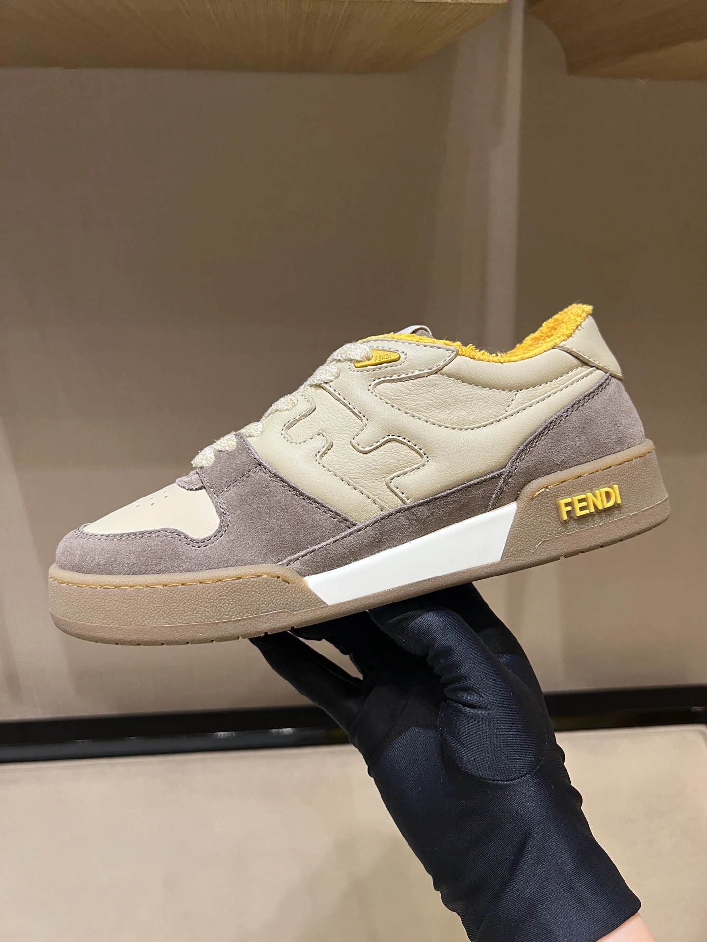 FENDI Кроссовки из кожи и замши