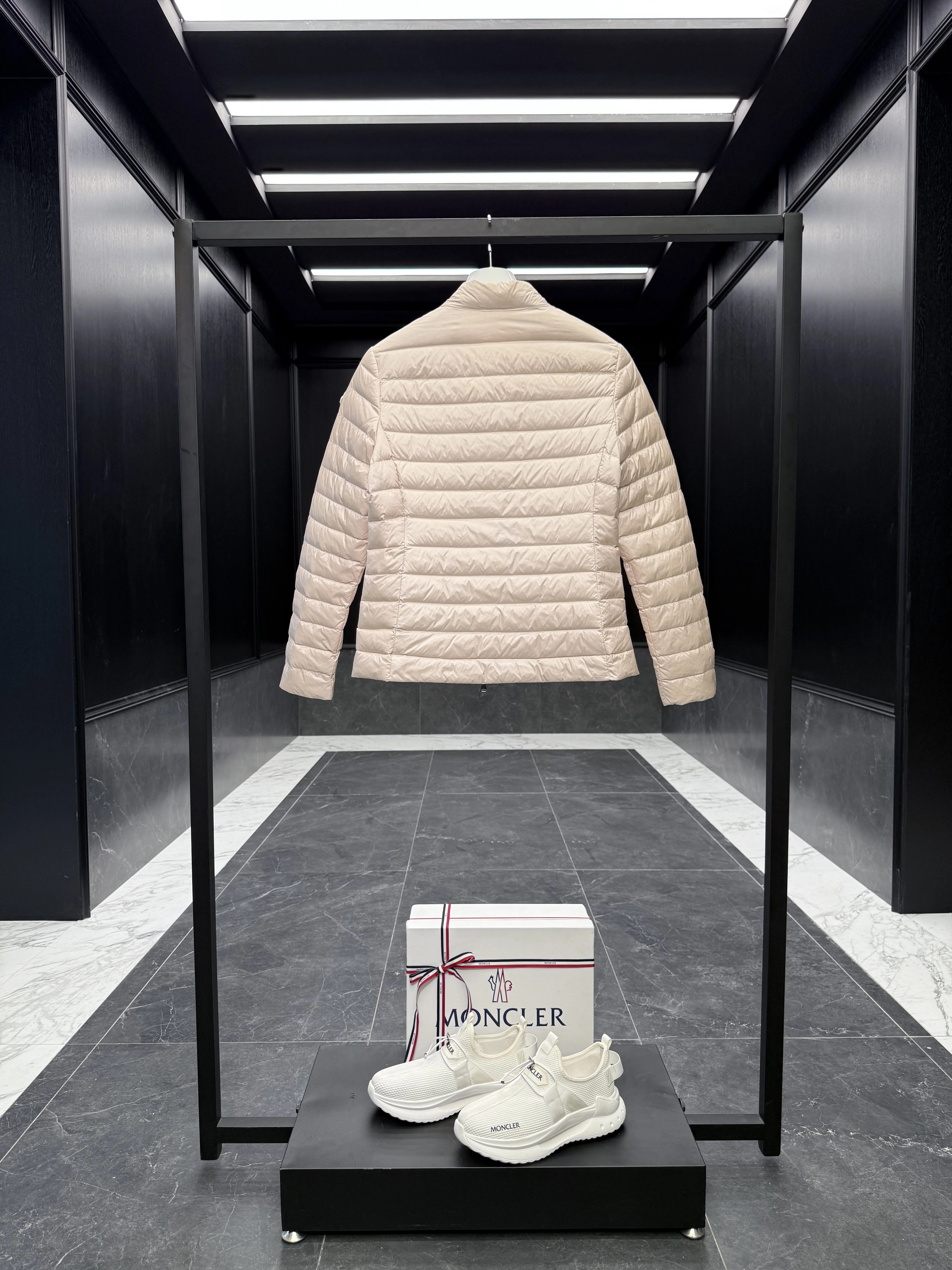 MONCLER Женский пуховик Igelle MONCLER Женский пуховик Igelle