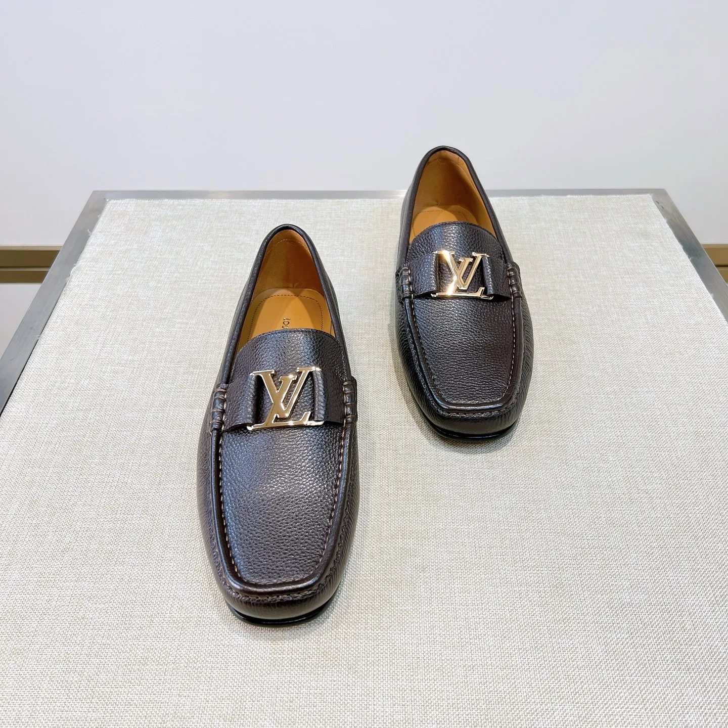 LOUIS VUITTON Мужские лоферы коровья кожа с логотипом