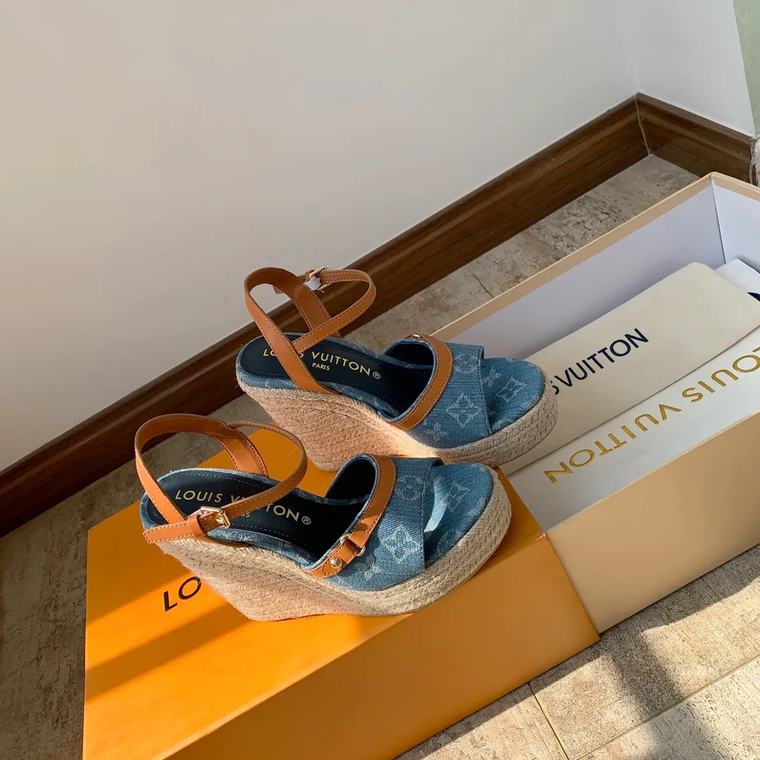 LOUIS VUITTON Босоножки женские LOUIS VUITTON Босоножки женские