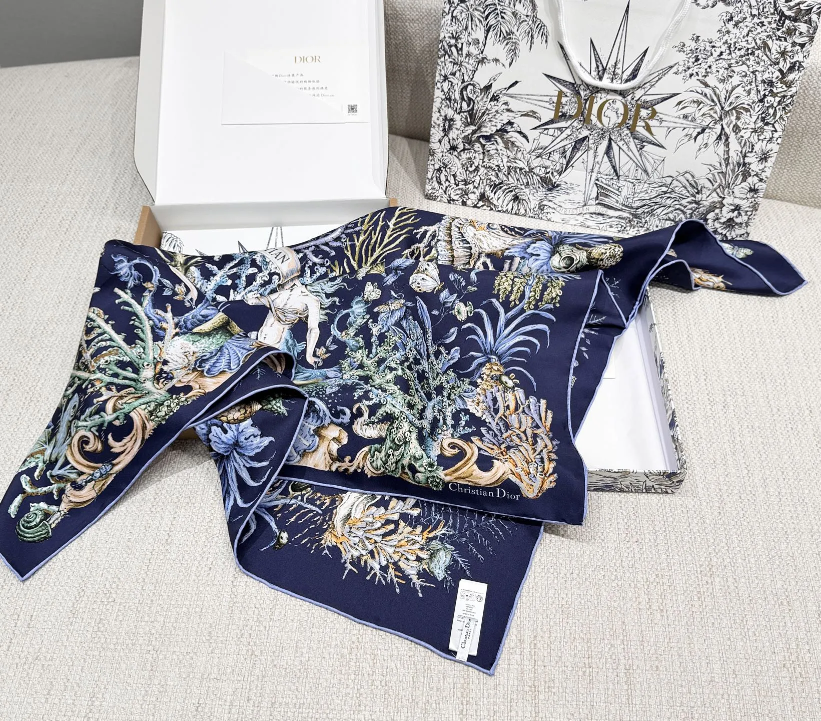 CHRISTIAN DIOR Женский платок из шелка CHRISTIAN DIOR Женский платок из шелка