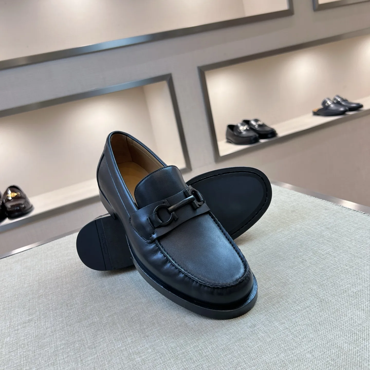 SALVATORE FERRAGAMO Мужские лоферы коровья кожа