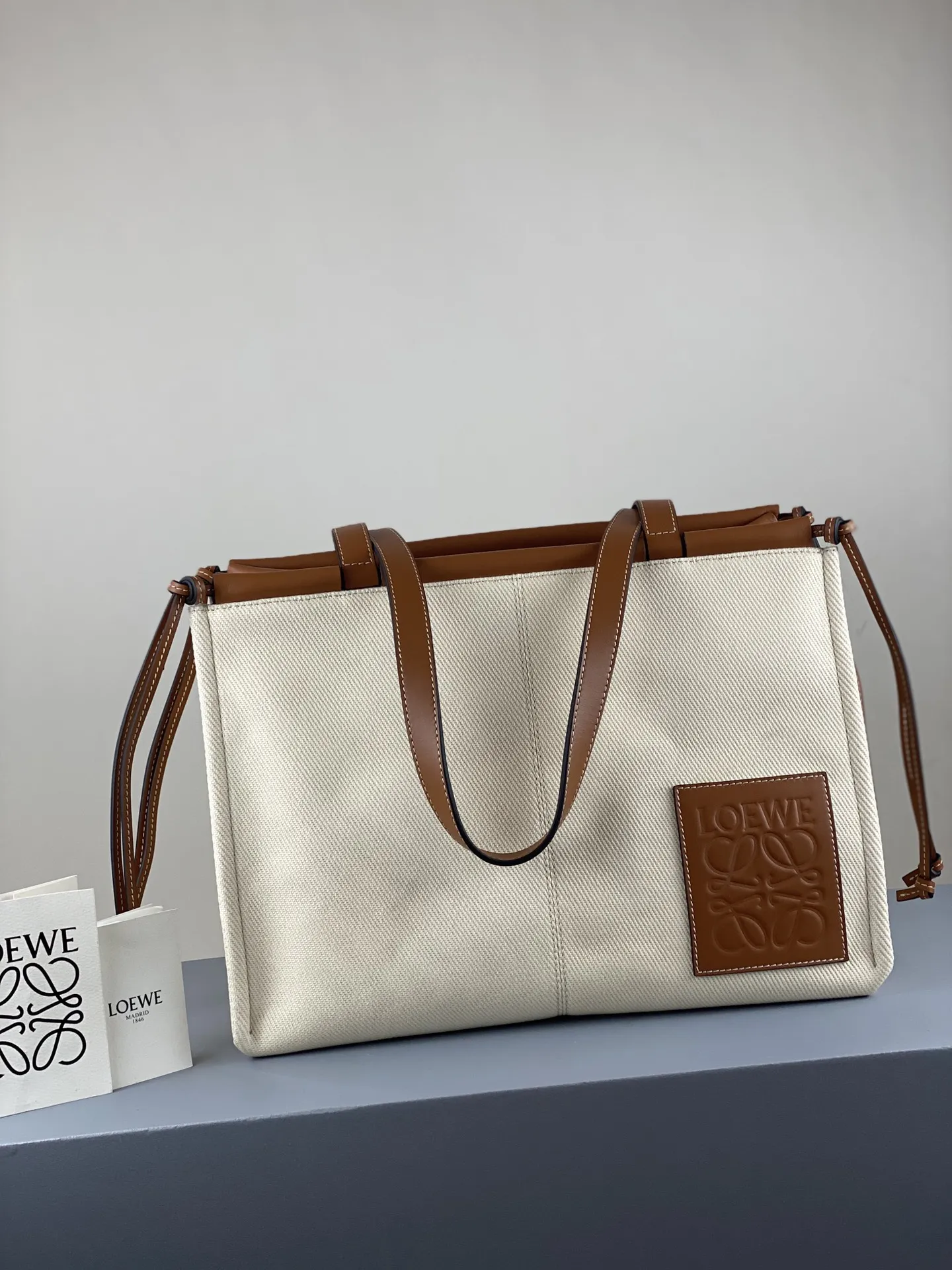 LOEWE Женская тканевая сумка тоут LOEWE Женская тканевая сумка тоут