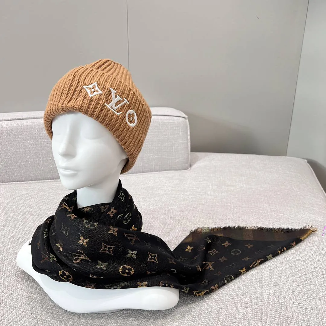 LOUIS VUITTON Женский платок из шелка LOUIS VUITTON Женский платок из шелка