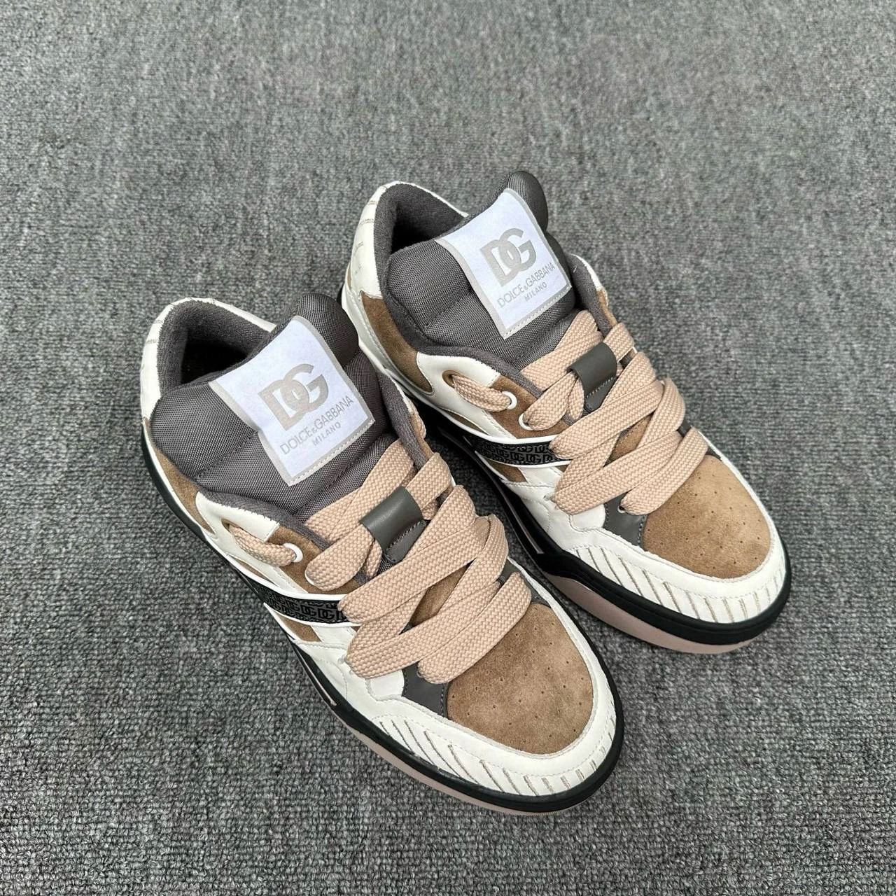 DOLCE & GABBANA Мужские кроссовки из телячьей кожи с контрастными белыми шнурками DOLCE & GABBANA Мужские кроссовки из телячьей кожи с контрастными белыми шнурками