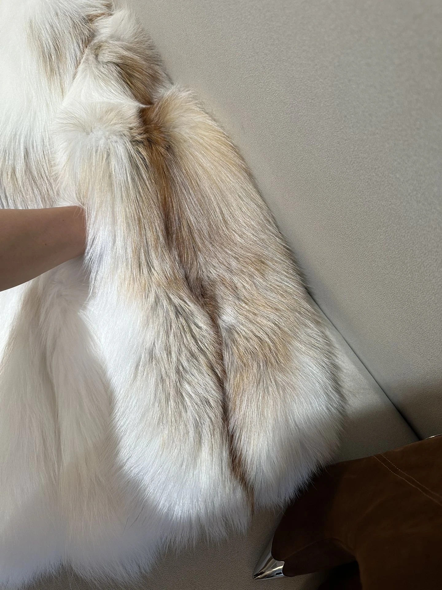 FENDI Женская шуба из меха лисы FENDI Женская шуба из меха лисы