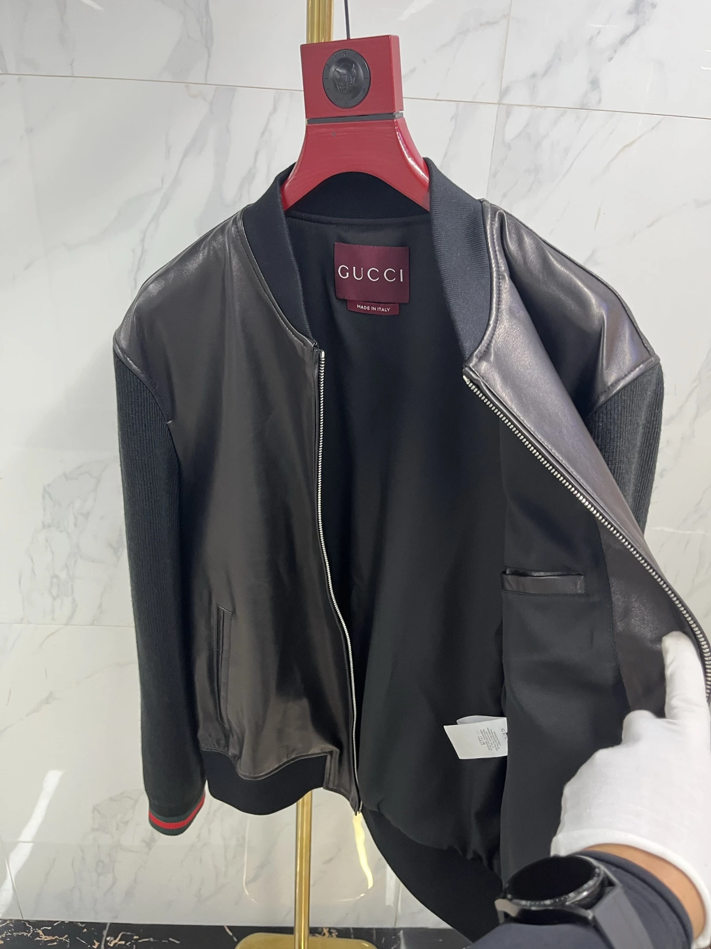 GUCCI Мужской кожаный бомбер с вязанными рукавами GUCCI Мужской кожаный бомбер с вязанными рукавами