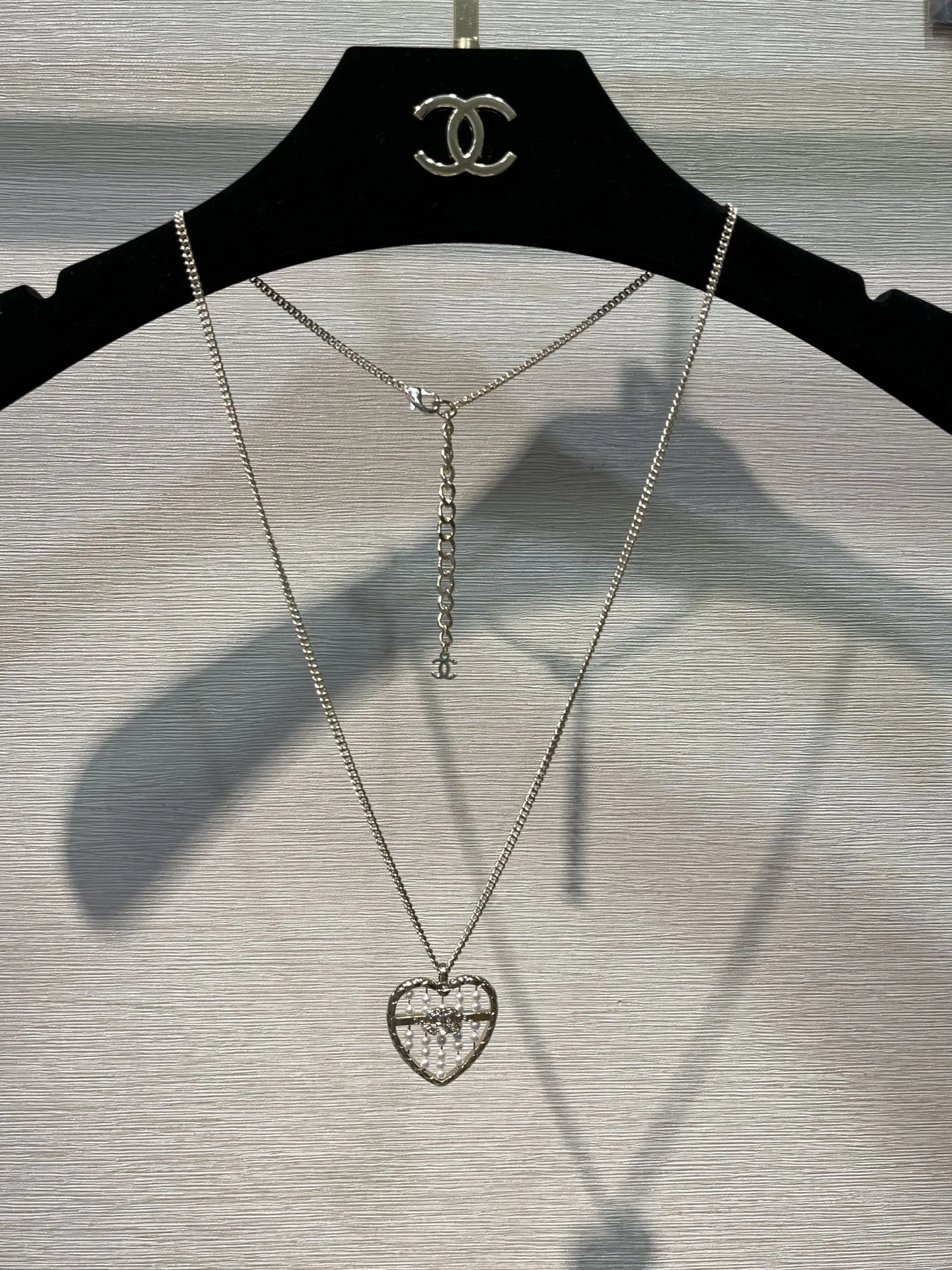 CHANEL Женское колье с подвеской в форме сердца CHANEL Женское колье с подвеской в форме сердца