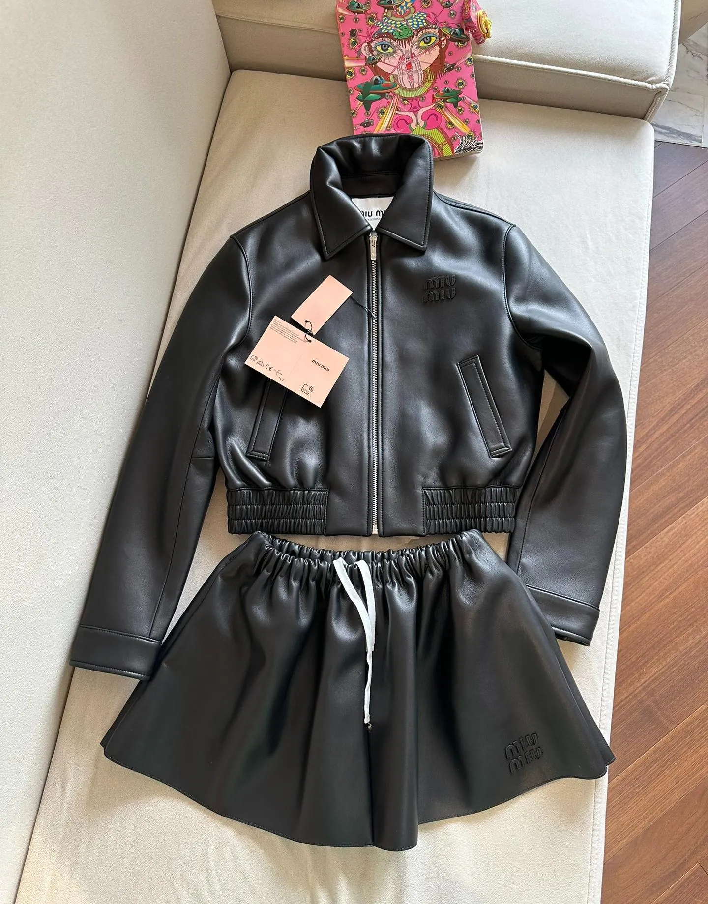 MIU MIU Женский кожаный костюм с мини-юбкой