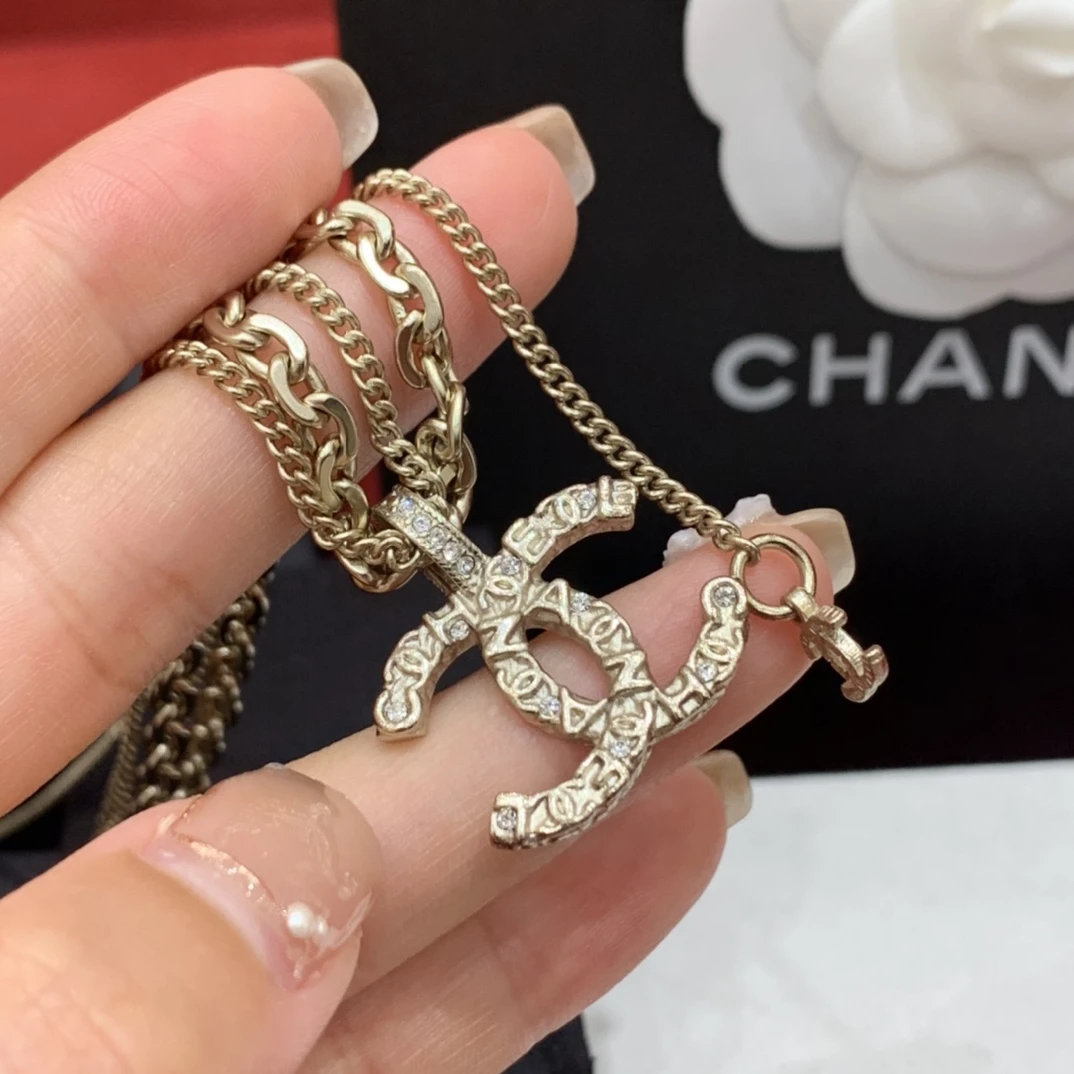 CHANEL Женское колье CHANEL Женское колье