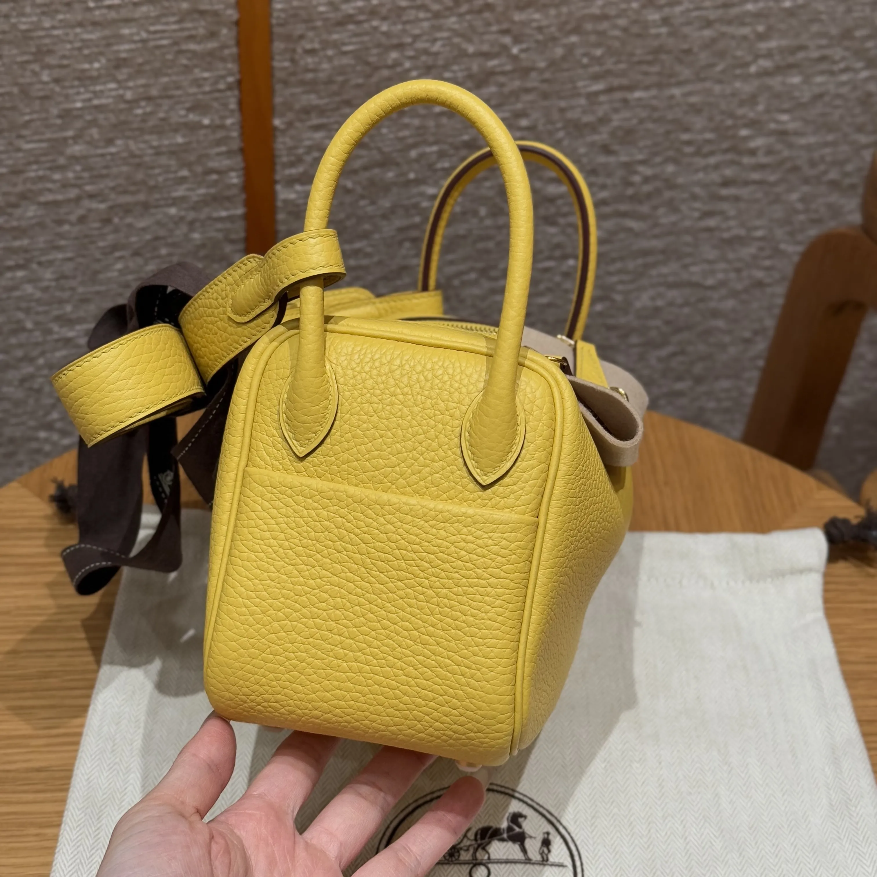 HERMES Женская сумка Lindy 19 см 9O Clemence HERMES Женская сумка Lindy 19 см 9O Clemence