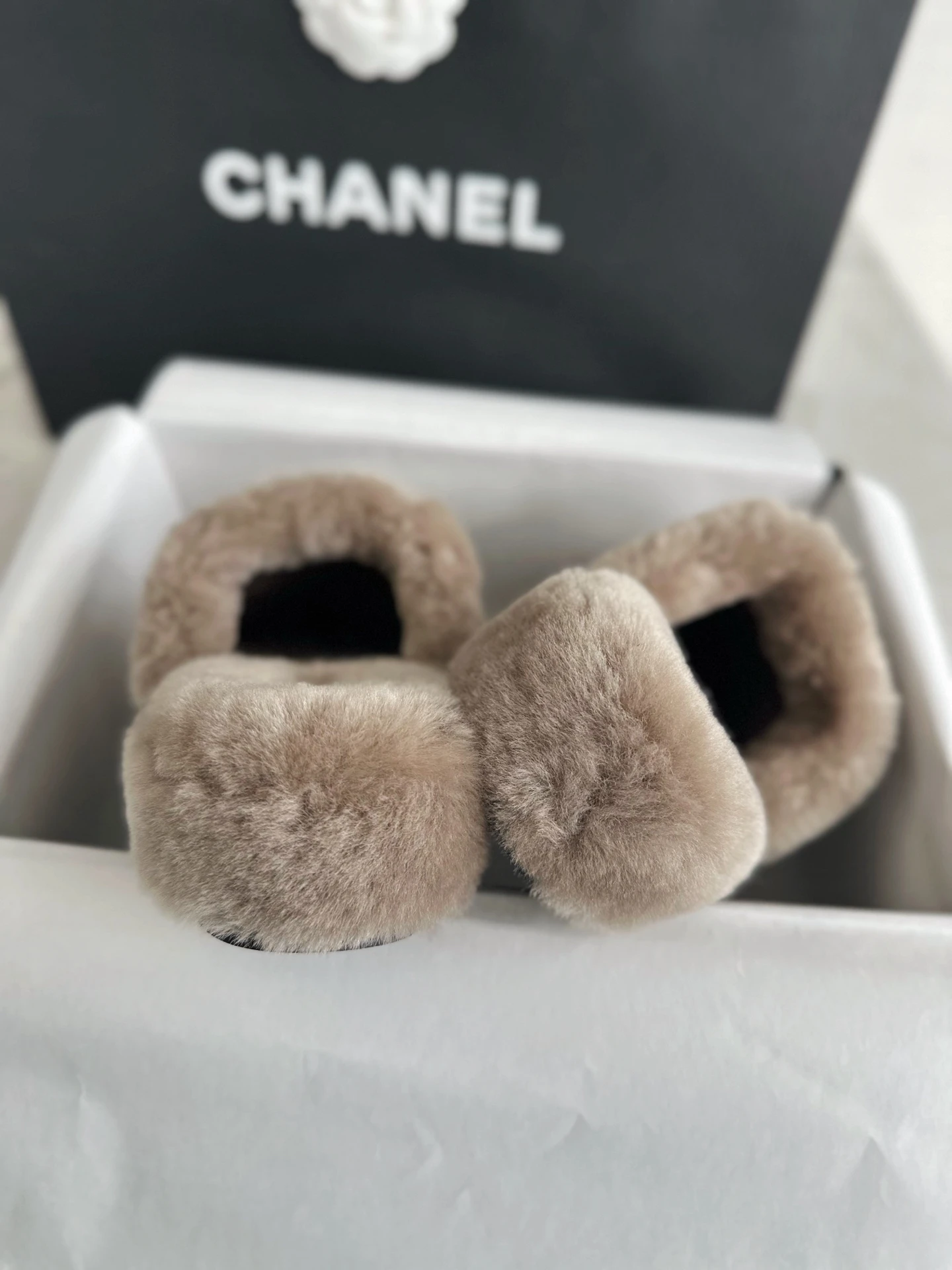 CHANEL Женские тапки из замши и шерсти CHANEL Женские тапки из замши и шерсти