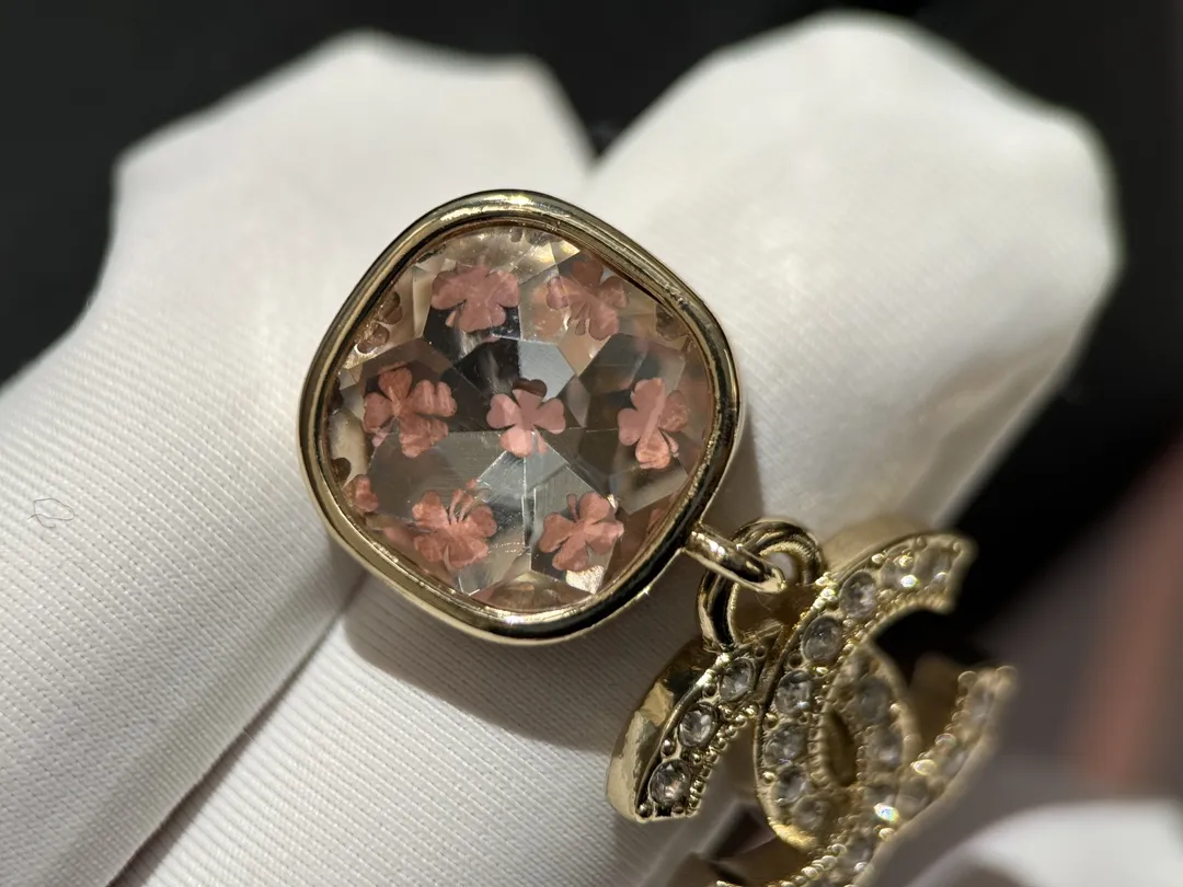 CHANEL Женские серьги с розовыми стразами CHANEL Женские серьги с розовыми стразами