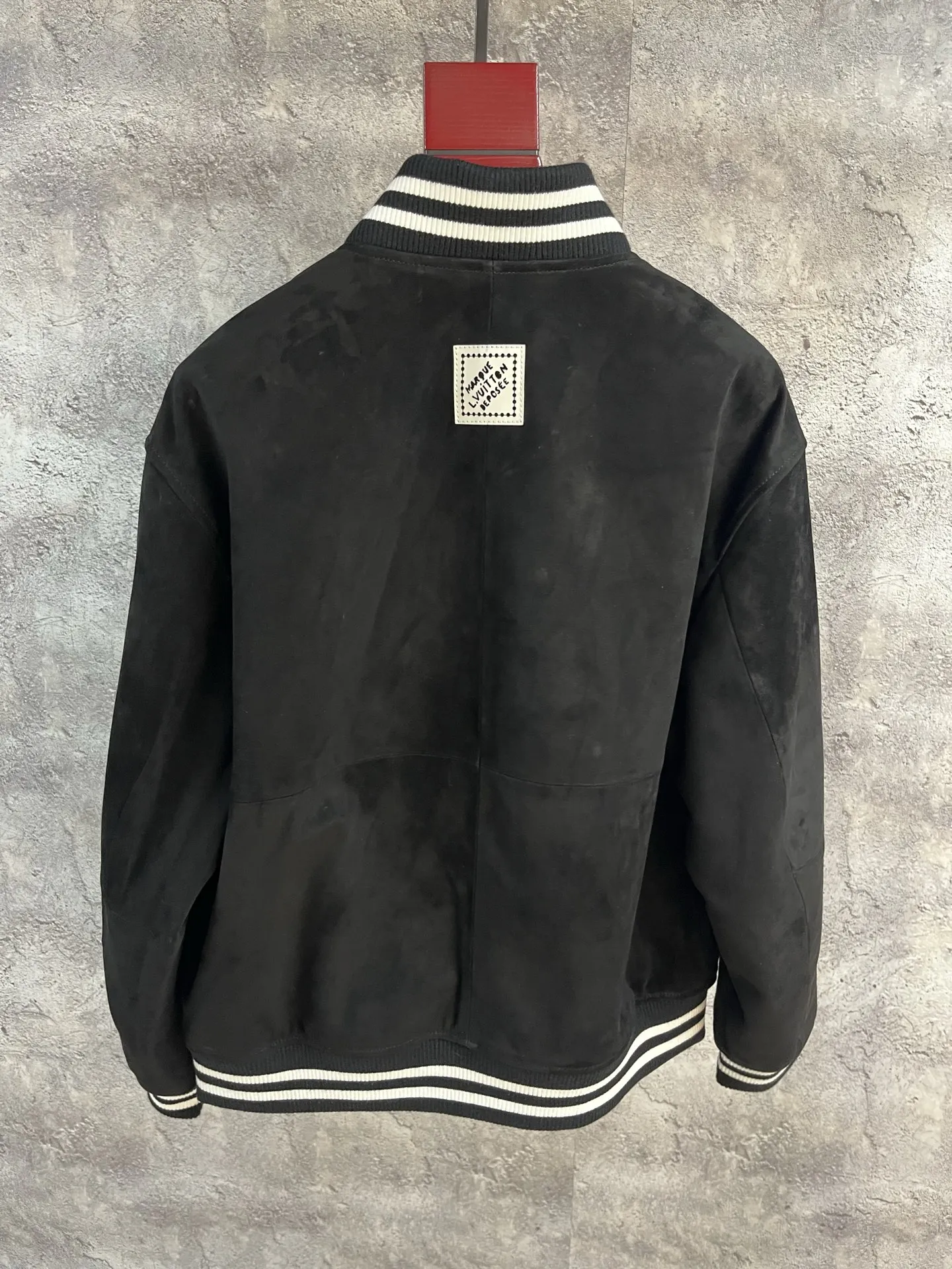 LOUIS VUITTON Мужской бомбер из замши LOUIS VUITTON Мужской бомбер из замши