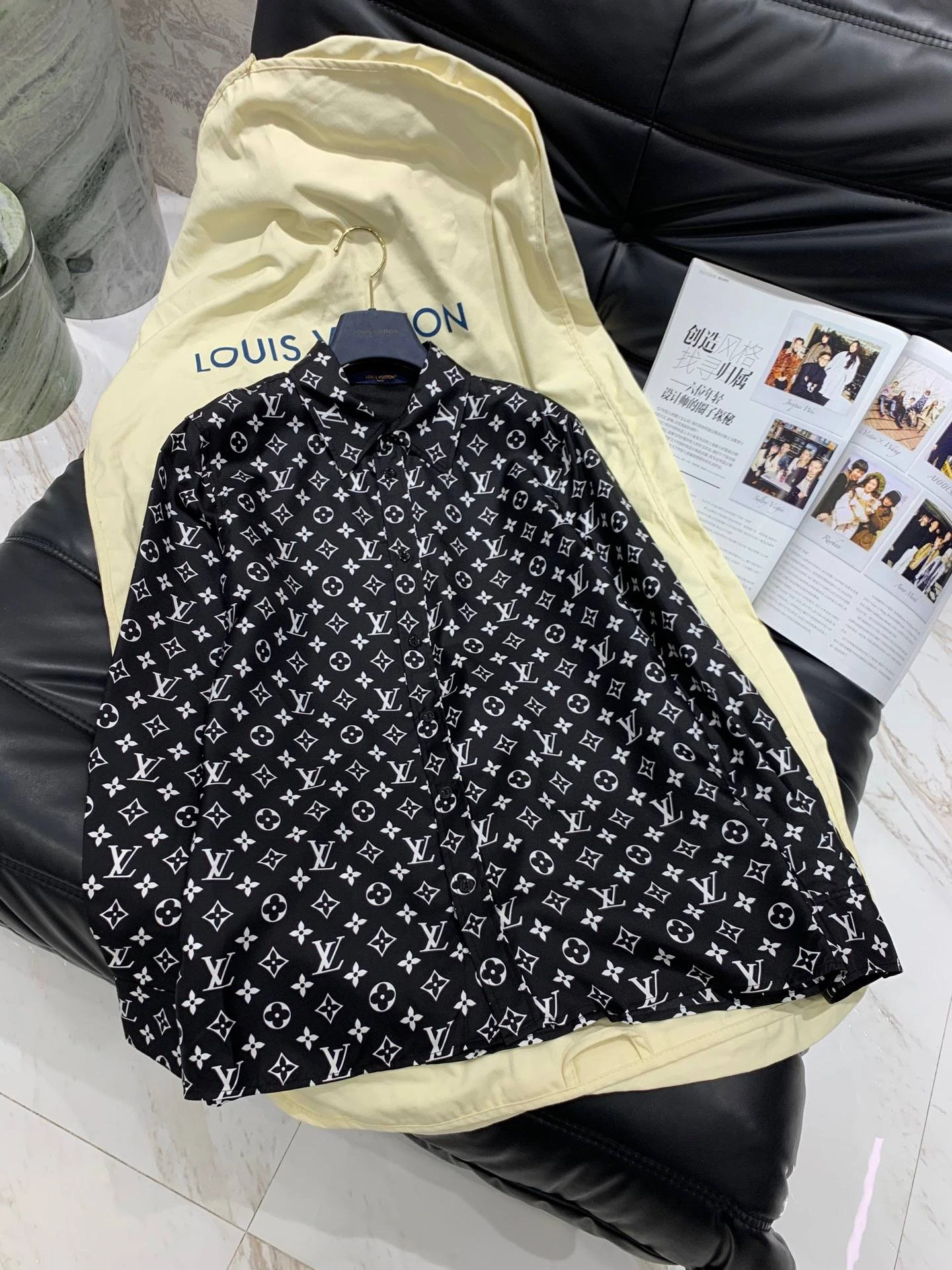 LOUIS VUITTON Женская рубашка чёрная с контрастным белым повторяющимся мотивом Monogram LOUIS VUITTON Женская рубашка чёрная с контрастным белым повторяющимся мотивом Monogram