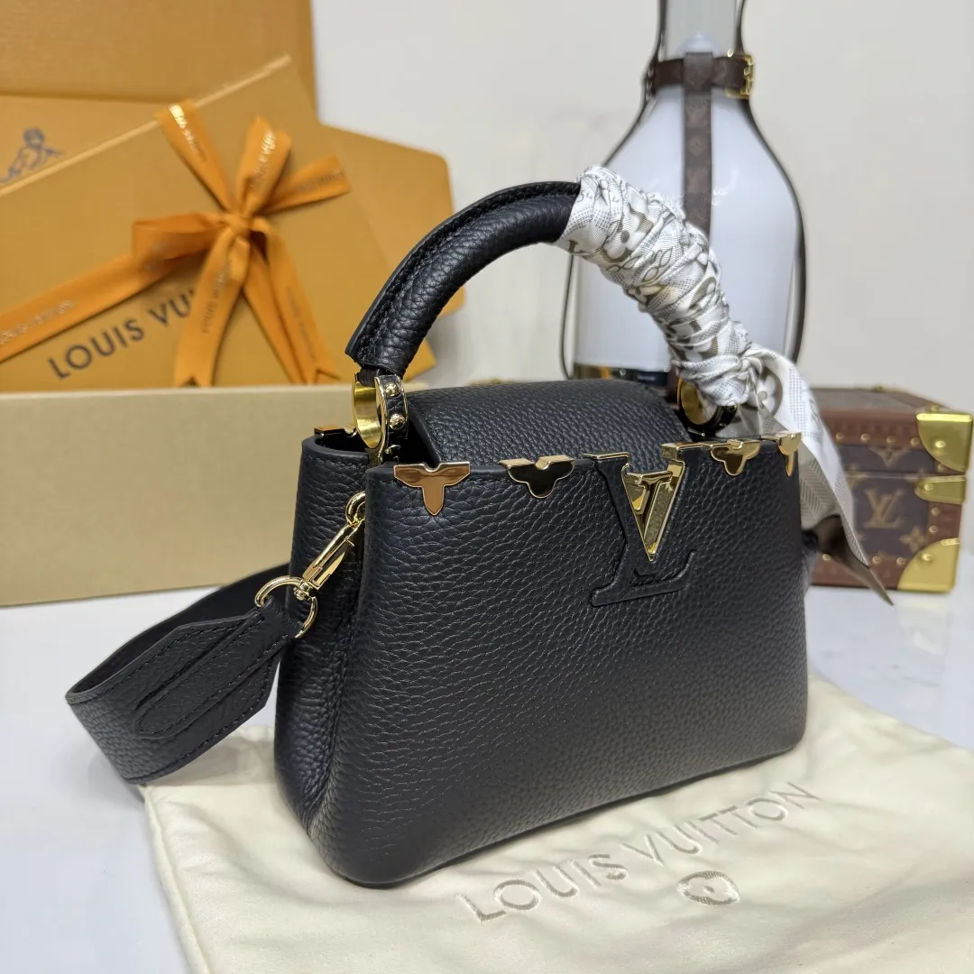 LOUIS VUITTON Женская сумка Capucines Mini M25231