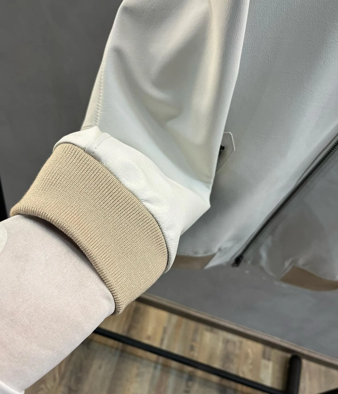 TOM FORD Мужская коричневая кожаная куртка с контрастными манжетами и воротником