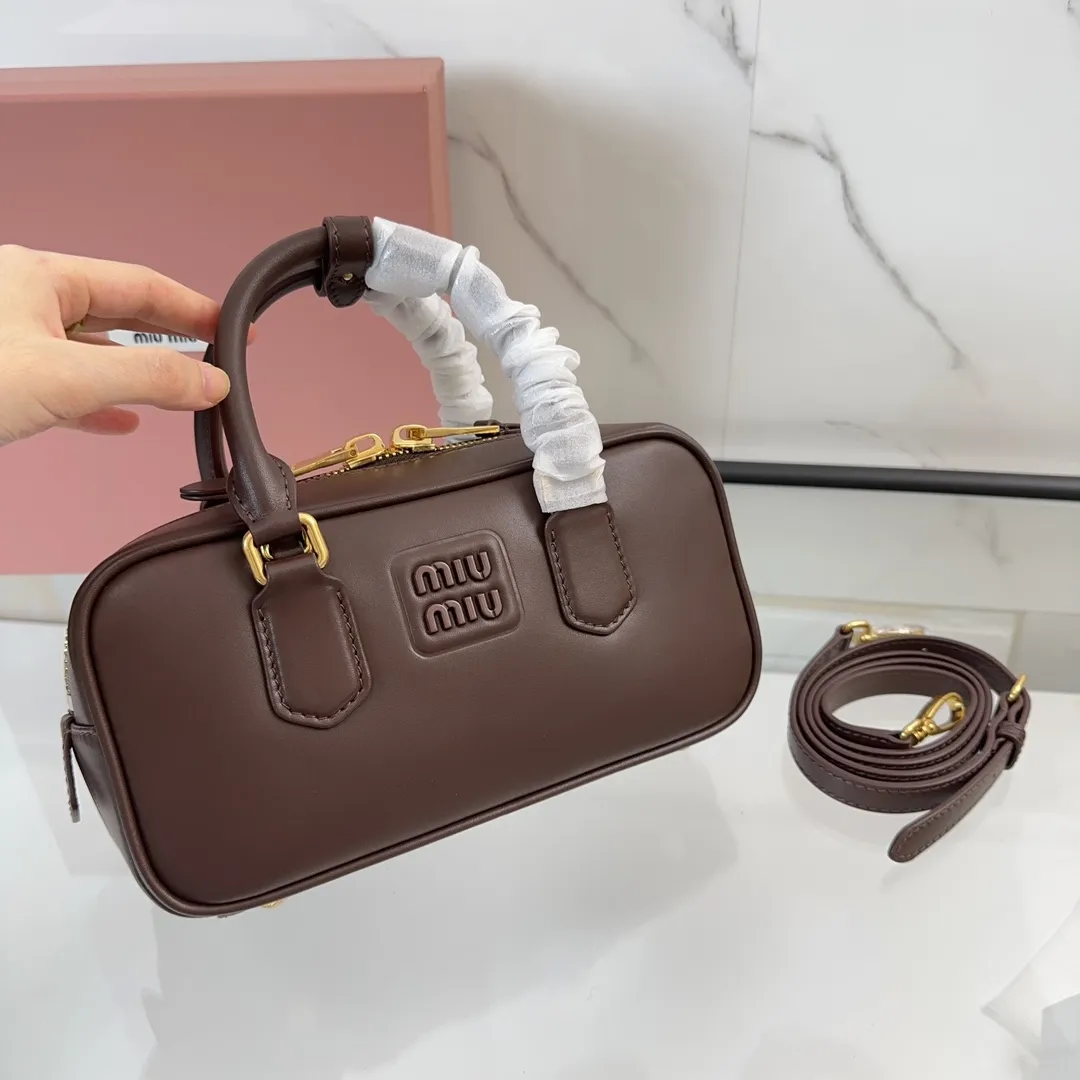 MIU MIU Женская сумка из телячьей кожи MIU MIU Женская сумка из телячьей кожи