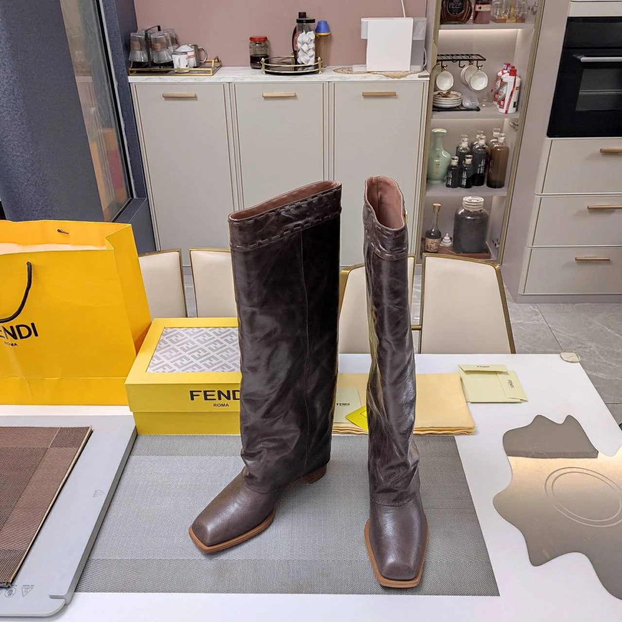 FENDI Женские кожаные сапоги