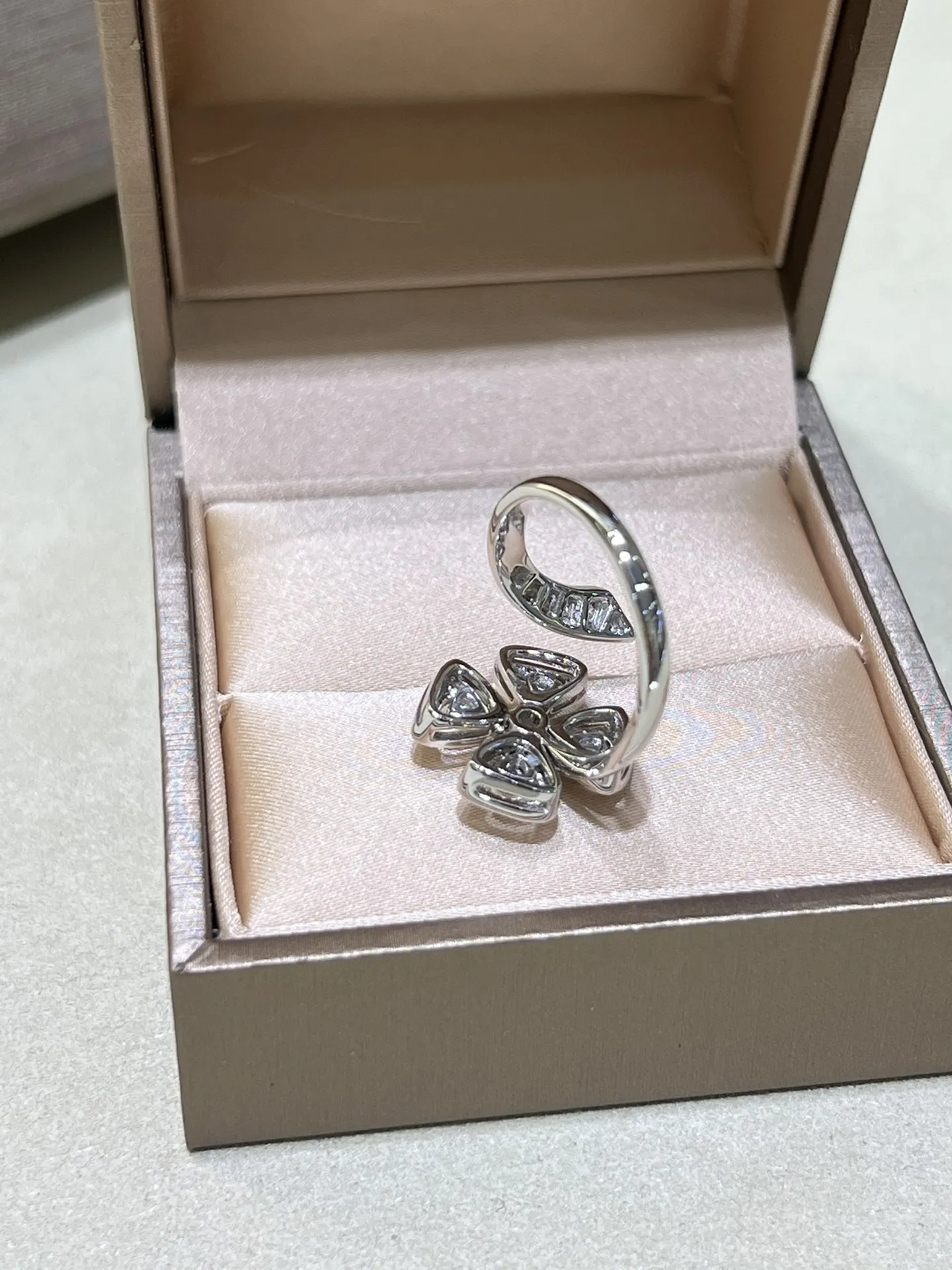 BVLGARI Женское кольцо Fiorever белое золото и бриллианты BVLGARI Женское кольцо Fiorever белое золото и бриллианты