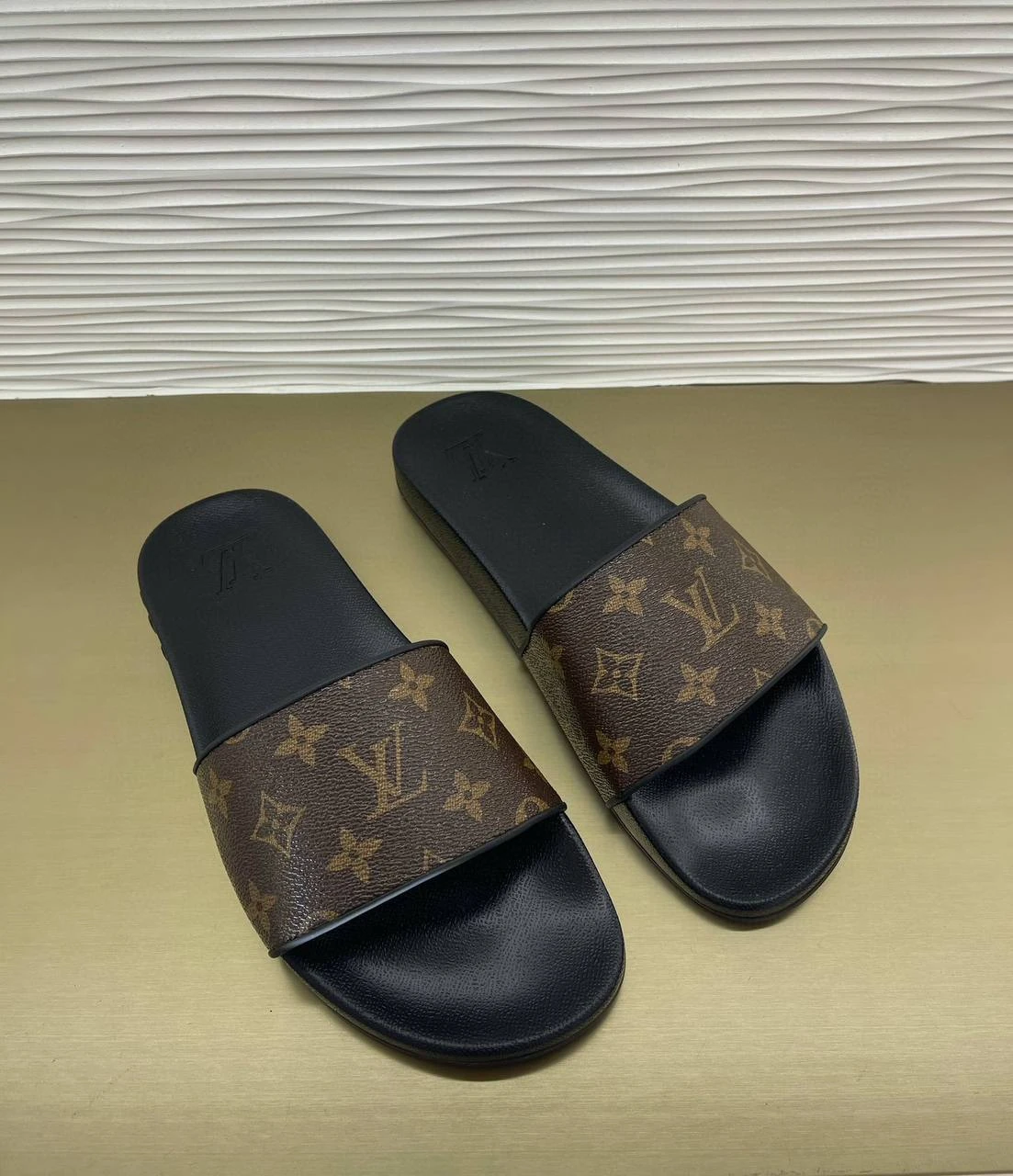 LOUIS VUITTON Мужские тапки Monogram LOUIS VUITTON Мужские тапки Monogram