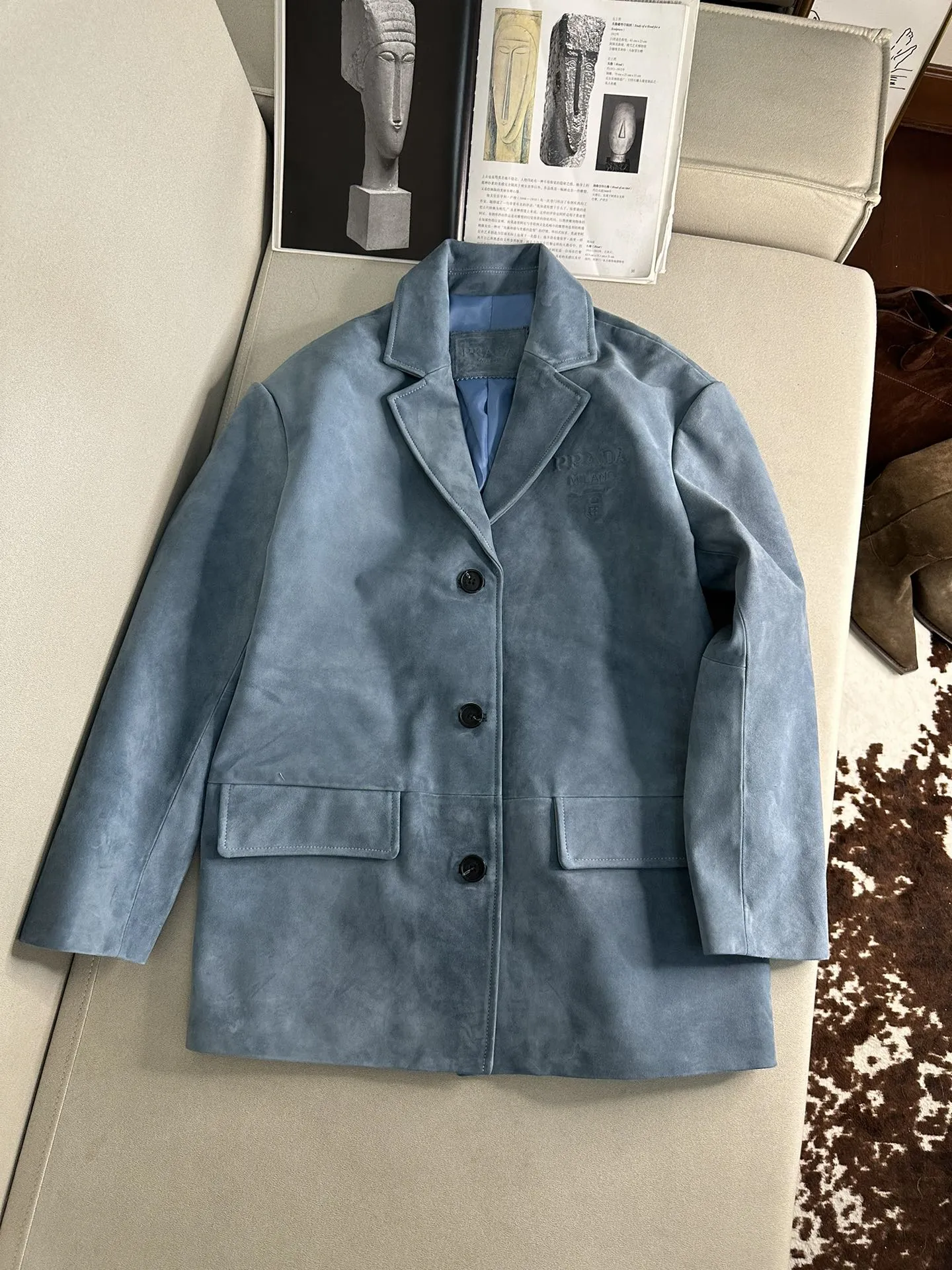 PRADA Женский жакет из замши голубой PRADA Женский жакет из замши голубой