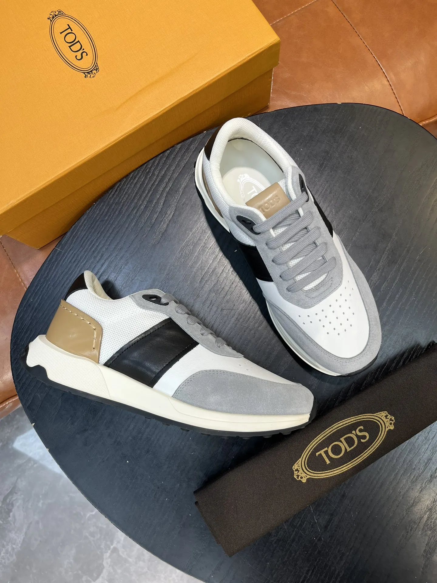 TOD'S Мужские кроссовки из натуральной кожи бежевые